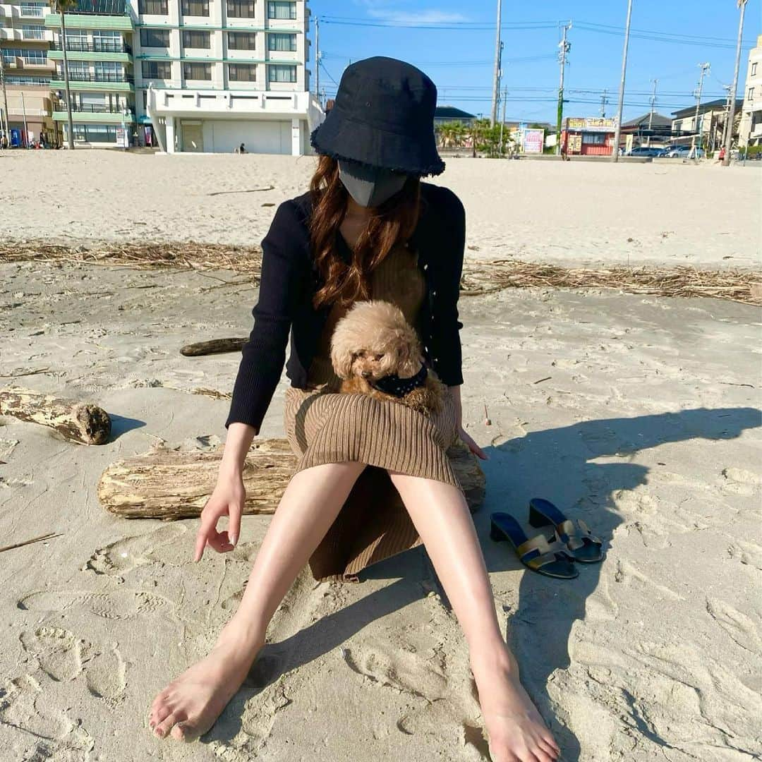 阿比留李帆のインスタグラム：「シェリ海デビュー🏖🐶💕 はしゃいでる姿がうれしかった☺️🥰 これからもたくさん一緒に いろんなところ、行こうね👼🏼☁️」