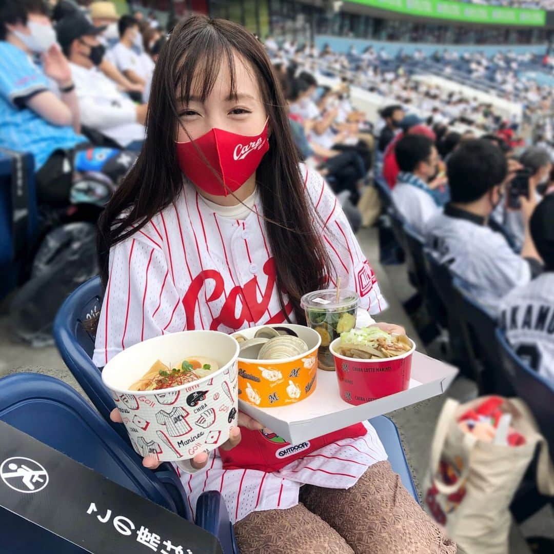 古田ちさこさんのインスタグラム写真 - (古田ちさこInstagram)「マリンの球場グルメ🏟🍽  マスク越しでもわかる満面の笑み！笑  今日はロッテファンで勝手にマリンの女神だと思っている @erika_chiba ちゃんと観戦でした🖤🤍  ちばえりが「ちさちゃんに食べてもらいたい！」とおすすめのスタジアムグルメをたくさん紹介してくれたので存分に味わったよ🍜✨  どれも美味しかった…🤤  明日行かれるカープファンの方もいらっしゃると思うので共有するね📝  ＊ネット裏フロア2エリア ［千葉つくたべキッチン］ ✔︎千葉もつ煮込み ✔︎きゅうり ✔︎ホンビノス貝の酒蒸し  ［千客万来］ ✔︎汁なし坦々麺  ＊球場外キッチンカーエリア ［大将亭］ ✔︎からあげ にんにく味  マリンで有名なもつ煮は３ヶ所にあるそうですがちばえりの推しはネット裏だそう✨ゆで卵丸々一個入ってるよ🥚笑  #セパ交流戦#交流戦2021#交流戦#zozoマリンスタジアム#zozoマリン#マリンスタジアム#カープ#広島カープ#広島東洋カープ#carp#カープ女子#野球女子#野球好き#野球好き女子#プロ野球#野球観戦#スタジアムグルメ#球場グルメ#スタグル#球場飯#千葉グルメ#マリンのもつ煮」5月30日 1時11分 - chisakofuruta