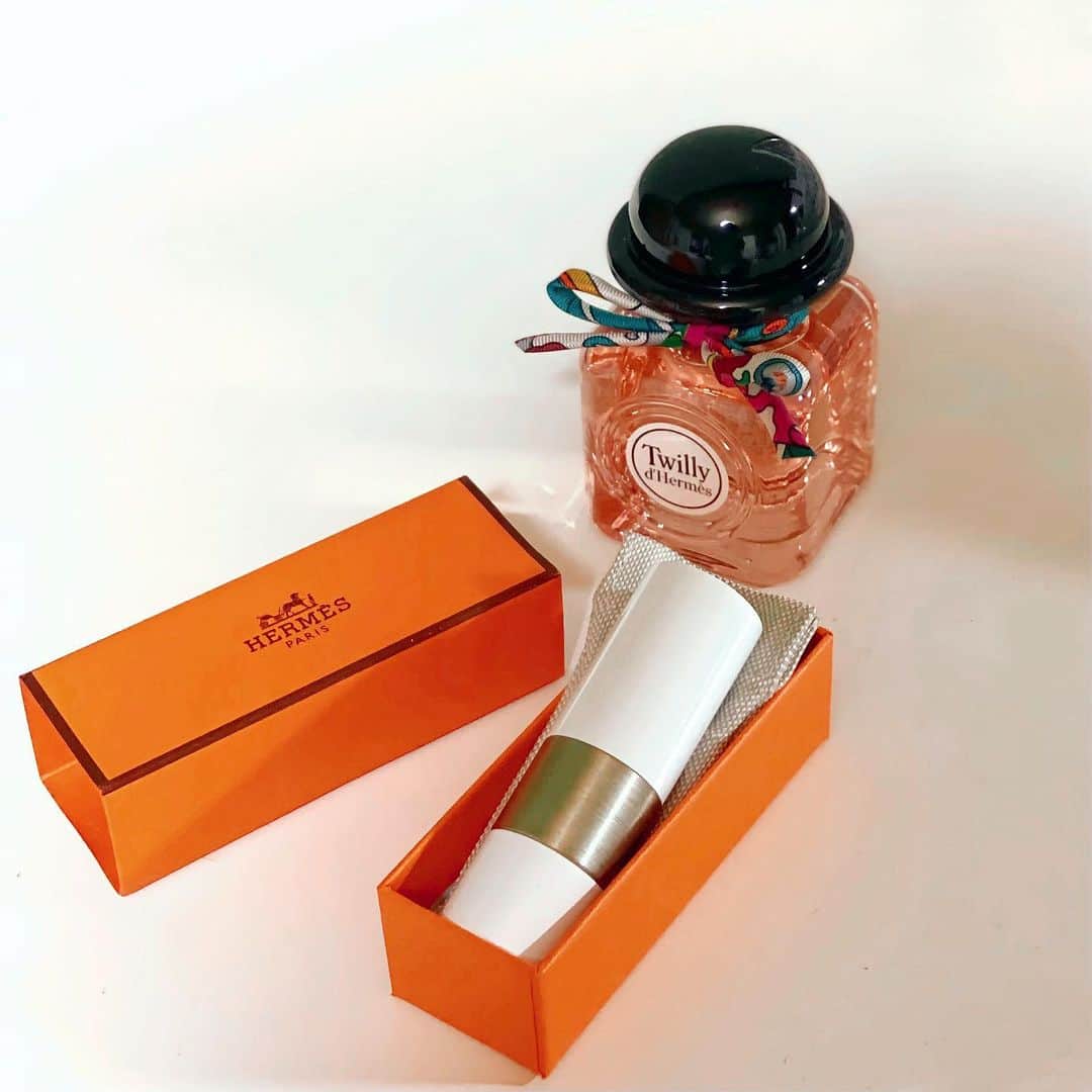 亜里沙さんのインスタグラム写真 - (亜里沙Instagram)「回到老家, 爸爸準備小禮物給我🎁 @hermes  父から素敵でかわいいギフトセット。 見かけて買ってくれてたらしい✨ エルメスのリップバームは贅沢😂 この香水の香り大好きで欲しかったので嬉しい🤎 #hermes #perfume #lipbalm」5月30日 1時24分 - alisa_0302
