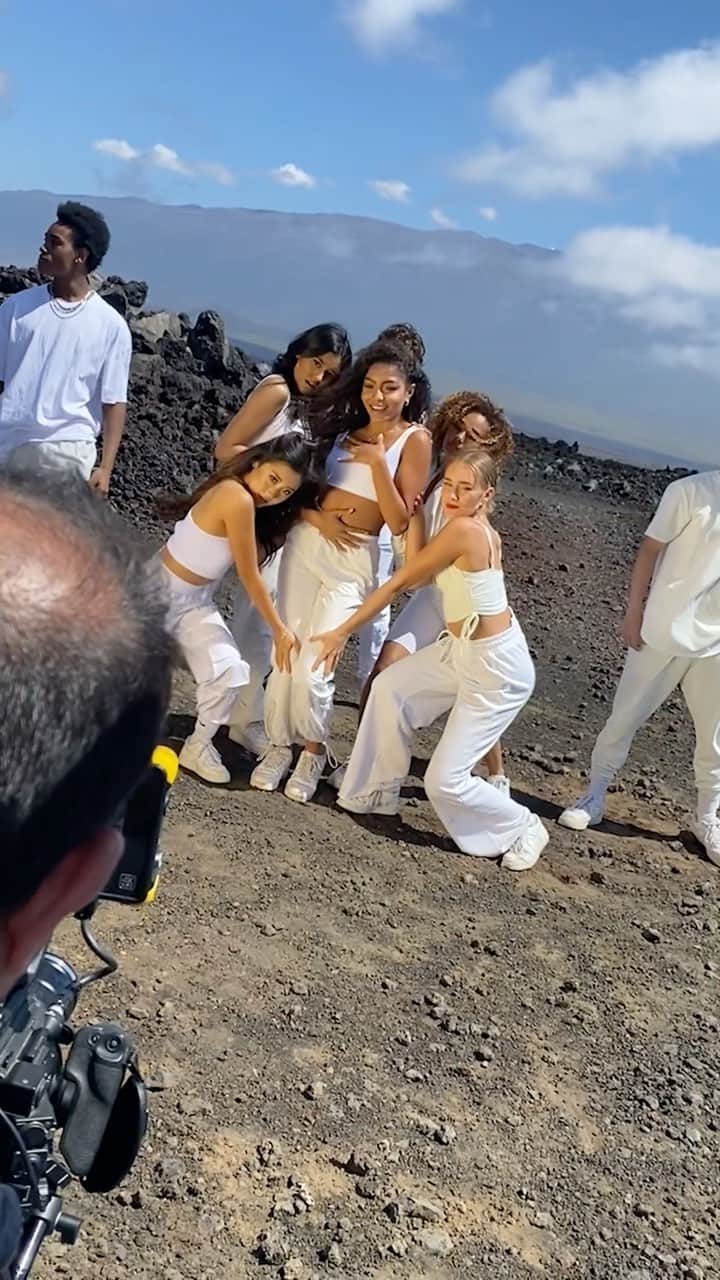 カイル・ハナガミのインスタグラム：「We flew to the big island of Hawaii to film @nowunited’s new music video “Nobody Like Us”. It was so pretty but dancing on lava rocks…. 😩 lol. But in the end, it was all worth it!」
