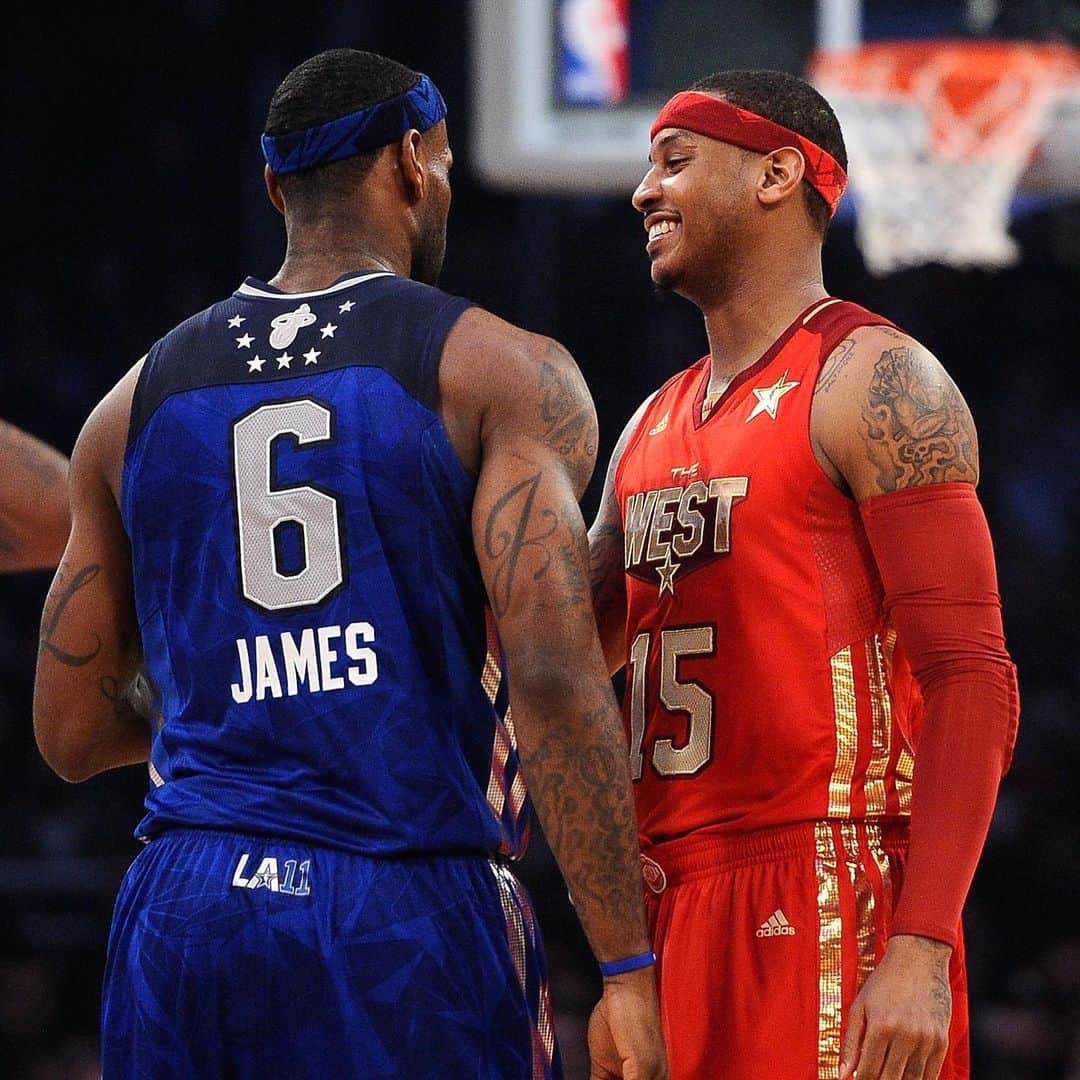 レブロン・ジェームズさんのインスタグラム写真 - (レブロン・ジェームズInstagram)「SCREAMING 🗣🗣🗣🗣 HAPPY GDAY to my brother @carmeloanthony! Who would ever think that 20 years ago when two strangers sat on those steps outside late in the night at the hotel in Delaware(for HOURS) for The Slam Dunk on the Beach High School tournament. We began talking about everything in our lives that was going on, that if it would ultimately result in a friendship and brotherhood bond nobody could ever break no matter how badly they wanted too! I’m proud of you man, TRULY AM! You’ve always been YOU and someone I know I can always call on rather I need it or not! LOVE YOU KING MELO! Peace ✌🏾 God! 🙏🏾✊🏾❤️👑」5月30日 2時25分 - kingjames