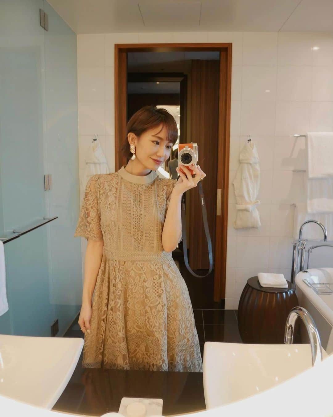 宮本沙恵さんのインスタグラム写真 - (宮本沙恵Instagram)「グリーンコーデでディナーに🍽💚 プール入ってお部屋でゆっくりしました🍾 . お気に入りのドレスは来週再入荷👗」5月30日 12時16分 - saebi