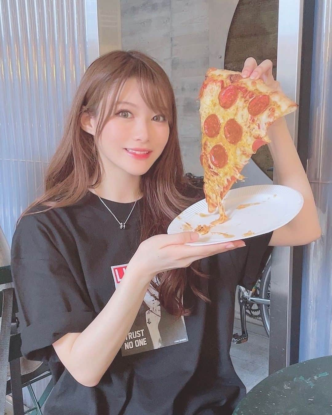 相沢みなみさんのインスタグラム写真 - (相沢みなみInstagram)「🍕🍕🍕 . Tシャツがお洒落だから なんでも絵になっちゃう📸 . デザインがドツボ❤︎ . #相沢みなみ  #巨大ピザ #pizza」5月30日 12時28分 - epoint2016