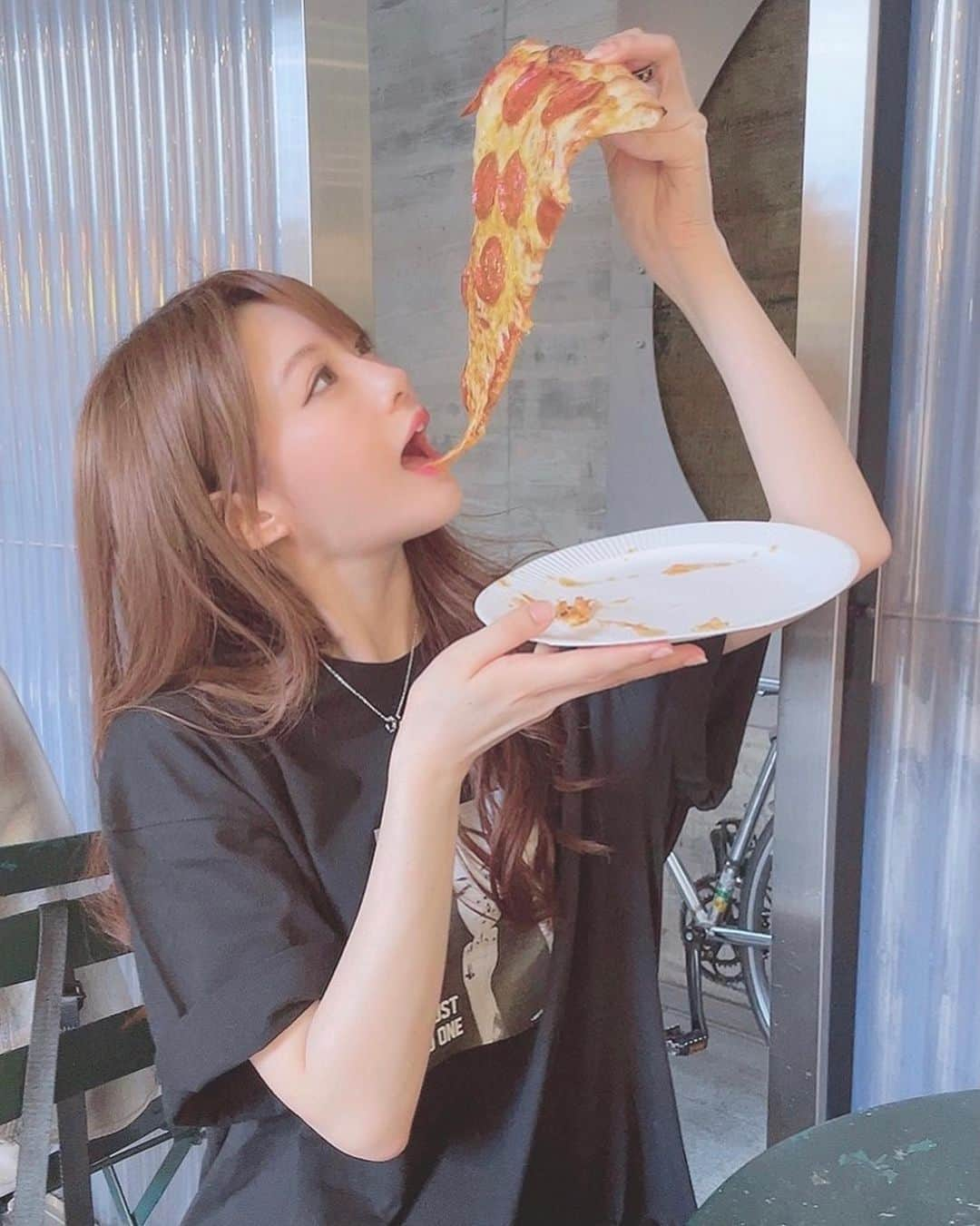 相沢みなみさんのインスタグラム写真 - (相沢みなみInstagram)「🍕🍕🍕 . Tシャツがお洒落だから なんでも絵になっちゃう📸 . デザインがドツボ❤︎ . #相沢みなみ  #巨大ピザ #pizza」5月30日 12時28分 - epoint2016