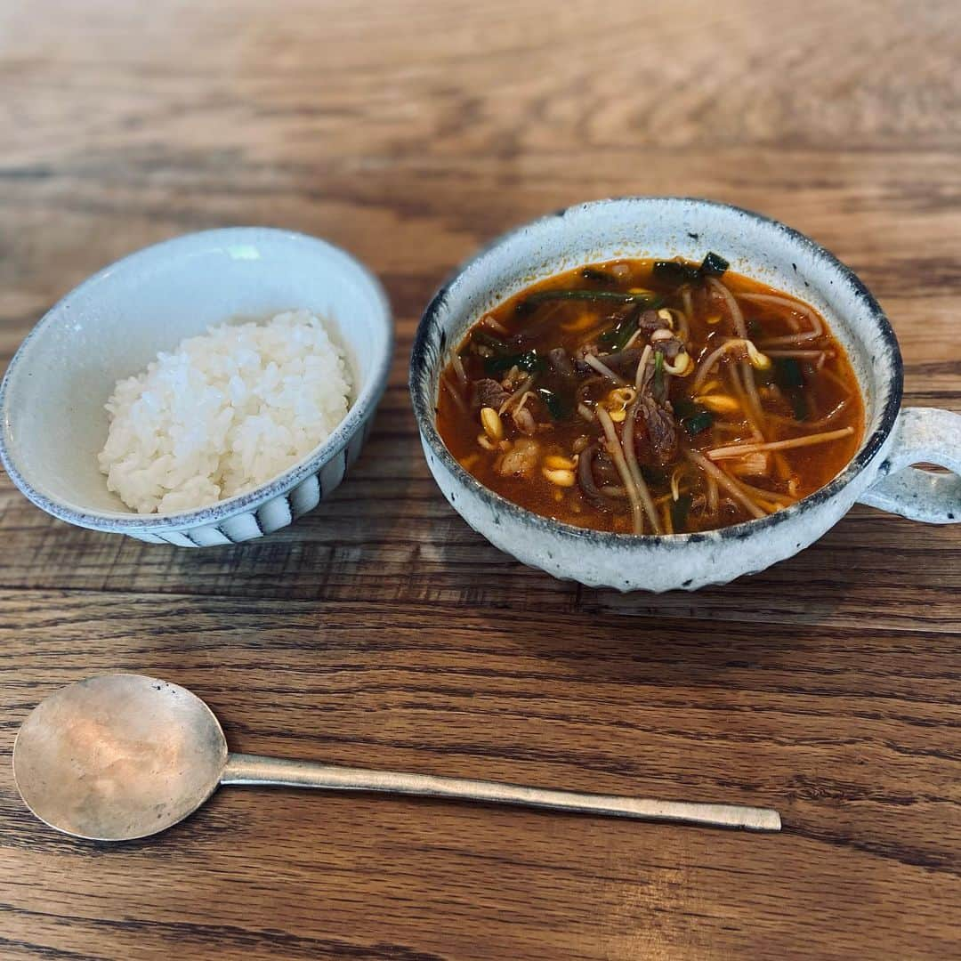 黛英里佳さんのインスタグラム写真 - (黛英里佳Instagram)「食欲が無い時はユッケジャンスープ😊﻿ ﻿ 私はユッケジャンスープが大好きで焼肉屋さんで必ず頼むんですが、なかなか理想のものに出会えなくて😂﻿ ﻿ もー作っちゃえ！と思って作ったらめっちゃ美味しく出来ました😳﻿ ﻿ 誰も興味ないと思いますが😅私の理想のユッケジャンスープは﻿ ﻿ ・野菜たっぷり(今回はにんじん、玉ねぎ、豆もやし、ほうれん草、ニラ、えのき、ぜんまい)。﻿ ﻿ ・普通のもやしじゃなくて豆もやしであること。﻿ ﻿ ・ぜんまいが入ってること。﻿ ﻿ ・甘すぎず辛すぎず、コクもあること。﻿ ﻿ ・切り落としでいいからお肉感もちゃんと感じられること。﻿ ﻿ 家で作るときのポイントとしてはコチュジャンと粉唐辛子を韓国産のものを使うことと﻿ ﻿ お醤油を入れるときに少し魚醤(いしるとか)も入れると旨味がアップすると思います☺️﻿ ﻿ ご飯を浸して食べるとまたうまーい😋﻿ ﻿ あっ溶き卵入れるの忘れた🤭(笑)﻿ ﻿ ﻿ #ごはん#おうちごはん#ユッケジャンスープ」5月30日 12時54分 - erikamayuzumi_official