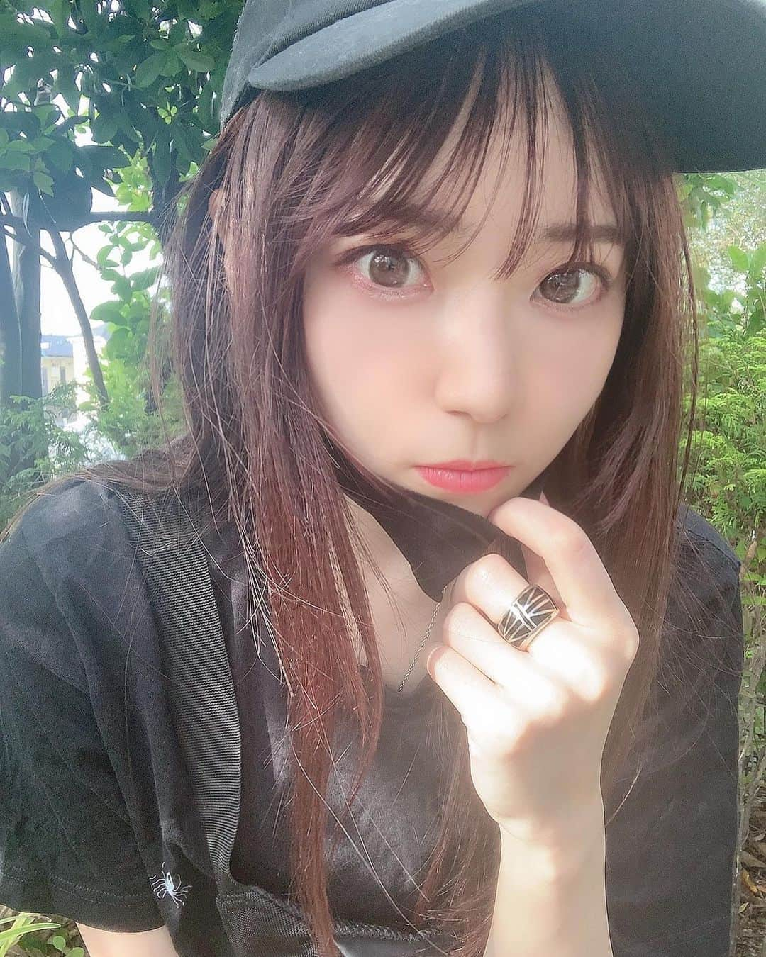 小越しほみさんのインスタグラム写真 - (小越しほみInstagram)「顔がうすくて全身まっくろな いつもの休日すたいる🧑🏿‍🦱 ・ らくちん重視だけど レギンスは擬似水中ウォーキングできる 履いて歩くだけでカロリー消費してくれるやつ🔥 ・ ベルミスのは模様がついてないから 外にも履いていきやすくてありがたし🚶‍♀️ ・ ・ ・ ・ ・ ・ ・ ・ pr @belmise_review #ベルミススリムレギンス #ベルミス #スリムレギンス #nmnwnhnl #ring #cap #キャップ女子 #ブラックコーデ #Tシャツ #ユニオンジャック #scarline」5月30日 13時01分 - shihomi1129