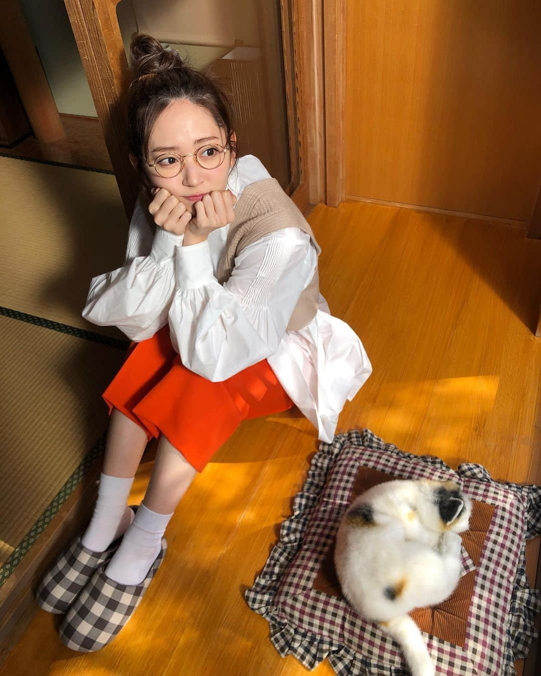 鈴木愛理さんのインスタグラム写真 - (鈴木愛理Instagram)「✴︎  今日は千葉にてライブです✨  朝会場に向かってたら、千葉銀行のポスターを見つけて嬉しくなりました🙈  ということで、かなりの時差ですが 千葉銀行CMの時のオフショット🌱  私は猫ちゃんアレルギーです。笑 #恐る恐る近づいたら #お人形でした #笑  #今日もたくさん笑ってこー😆」5月30日 13時06分 - airisuzuki_official_uf