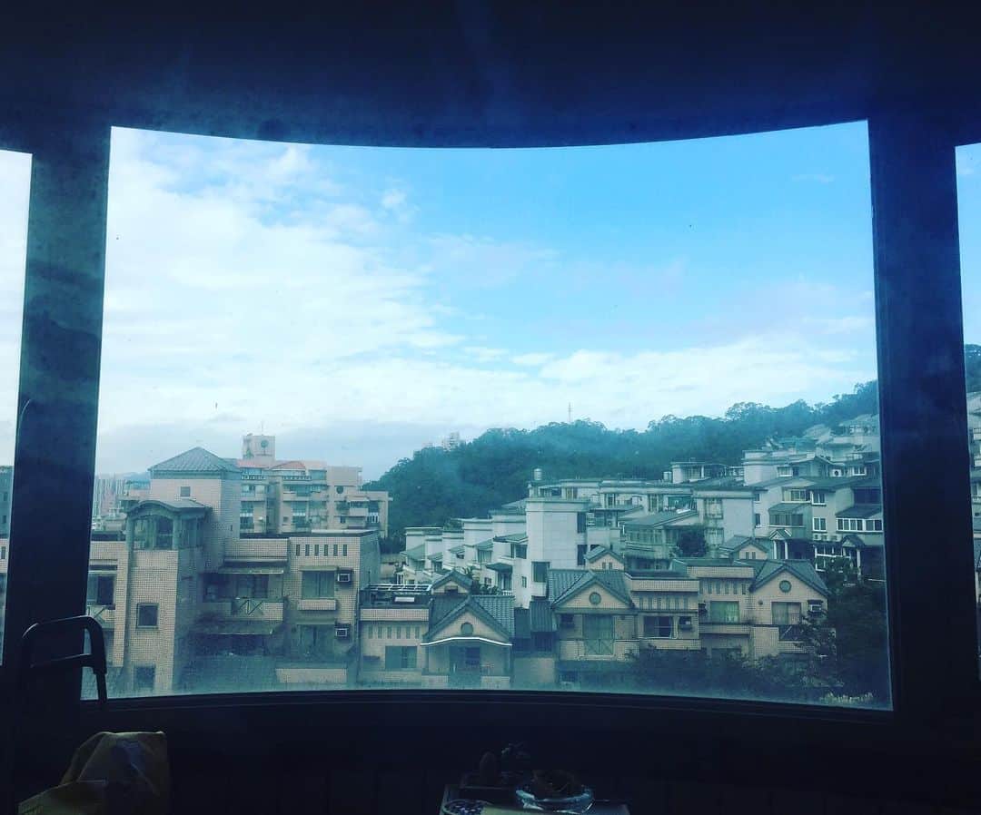 希良梨のインスタグラム：「Miss taiwan home 🦋🖤🤍  この台湾宅から眺めるこの景色がずっと好き。  色んな時代を乗り越えて来た、証人のような場所。  今ある私の人生は、私の日本の家族と、台湾の家族に、仲間達、友人達に、支えてもらってきて、今がある。  仕事で華やかな世界にいても、私生活は、私の母のように、台湾の母のように、 普通の、なんてことない日常こそが、本当の幸せなんだよという事を忘れずに生きていこう。  コロナ禍で、台湾に帰れない家族や、仲間達、 友だち達がいる。  世界が今大変な時期だけれど、 大切なことを、今だから、思い出せるのかもしれないね。  頑張って、一緒に乗り越えよう💞  #台湾  #andtaiwan #taiwanentertainment  #taiwanculture  #collaboration   #goodvibes #happysunday   #love #japan #like4like #simple #nature #taiwan #momlife #followforfollow #follow4follow #kirari #希良梨 #アニメ好きな人と繋がりたい #漫画好きな人と繋がりたい」
