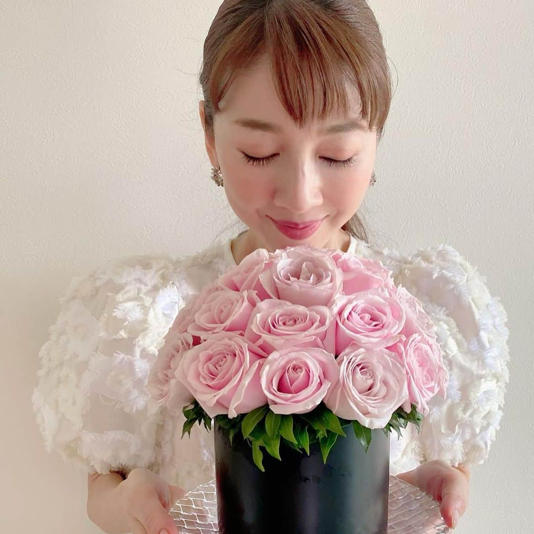 君島十和子さんのインスタグラム写真 - (君島十和子Instagram)「ピンクの薔薇  可愛いぶって 香りを嗅ぐ…  歳はとうに過ぎまして  薔薇のパワーを なるべく 近くで 浴びようとしてる図💞  #ftcbeauty #ftcaoyam #お誕生日ありがとうの日 #スモーキーピンク #ピンクに弱いお年頃 #君島十和子 # #ftcbeauty #ftc #君島十和子 #十和子肌 #skincare #スキンケア #美肌 #ビューティー  #美容  #instaskincare  #instabeauty #フェリーチェトワコ」5月30日 13時33分 - ftcbeauty.official