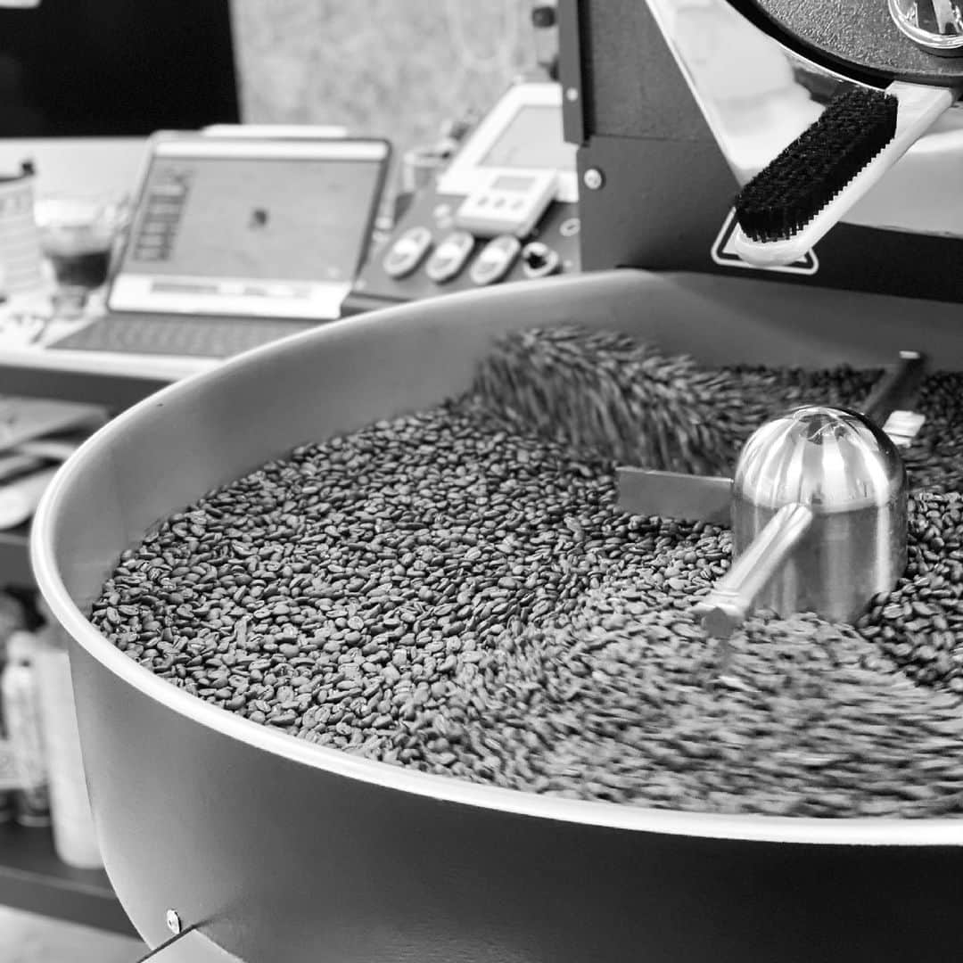 坂口憲二（THE RISING SUN COFFEE）さんのインスタグラム写真 - (坂口憲二（THE RISING SUN COFFEE）Instagram)「◆GOOD MORNING COFFEE‼︎◆  【PROBAT 12KG】  ROASTING ROASTING ROASTING  焙煎したてのコーヒー豆、オンラインストアにて販売中です！  therisingsuncoffee.com  #coffee #coffeebeans  #coffeeroaster  #coffeelab  #coffeeandsurfing  #coffeetime  #coffeelover  #coffeebreak  #coffeeshop  #coffeestand  #coffeeholic  #coffeehouse  #coffee_inst  #coffeemaker  #coffeeshops  #coffeecoffeecoffee  #coffeenclothes  #coffeeaddict  #coffeeculture  #coffeemorning  #coffeemag #specialitycoffee  #probat  #TRSC」5月30日 8時11分 - therisingsuncoffee