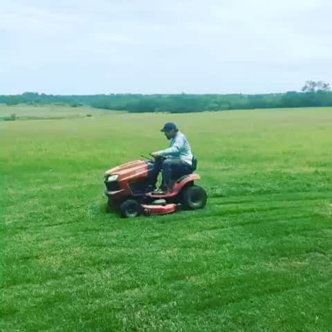 スコット・ノートンのインスタグラム：「Getting those Saturday chores done ✅ #strongstyle #farmlife #texas」