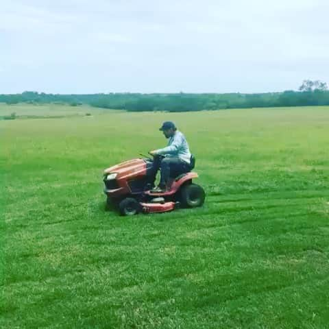 スコット・ノートンのインスタグラム：「Getting those Saturday chores done ✅ #strongstyle #farmlife #texas」