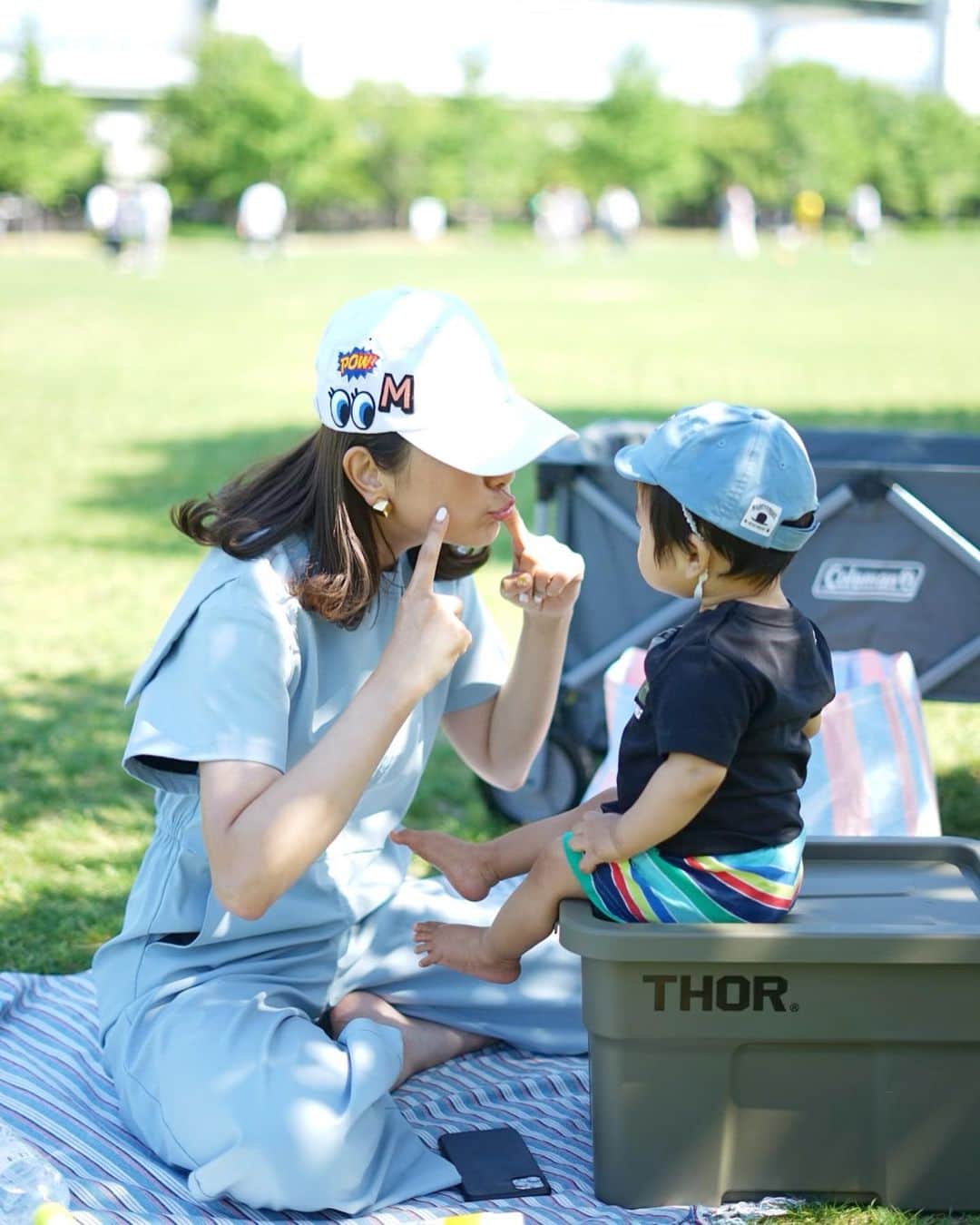Mai Wakimizuさんのインスタグラム写真 - (Mai WakimizuInstagram)「芝と青空と息子〜♫昨日はサンドイッチ持って公園でピクニック♡広ーい芝生に最初は緊張気味だったけど、慣れると自由にハイハイ移動して息子なりに思いっきり楽しんでた＼(^o^)／でも急に夏日で日陰じゃないと耐えられない。笑  #生後10ヶ月#10ヶ月ベビー#男の子ベビー#男の子ママ#mamalife」5月30日 8時19分 - wakkin__m