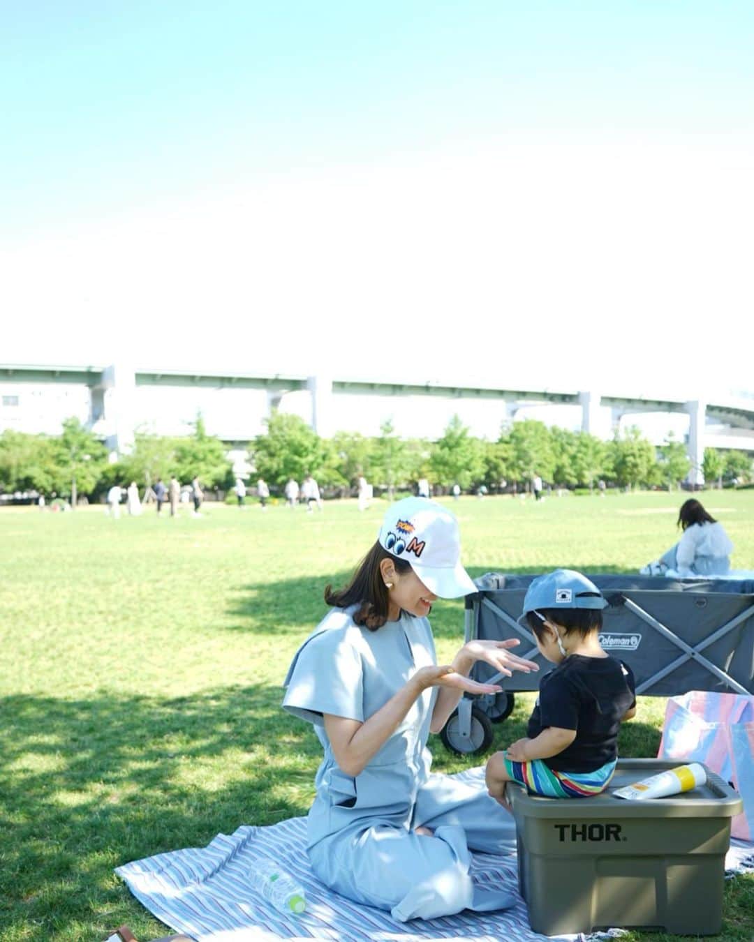 のインスタグラム：「芝と青空と息子〜♫昨日はサンドイッチ持って公園でピクニック♡広ーい芝生に最初は緊張気味だったけど、慣れると自由にハイハイ移動して息子なりに思いっきり楽しんでた＼(^o^)／でも急に夏日で日陰じゃないと耐えられない。笑  #生後10ヶ月#10ヶ月ベビー#男の子ベビー#男の子ママ#mamalife」