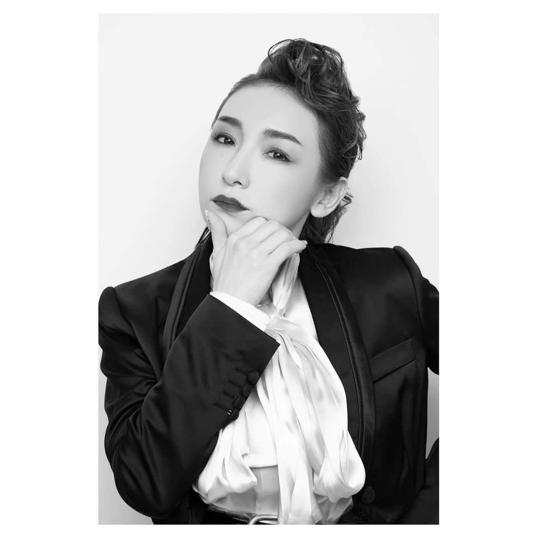 新田桂一のインスタグラム：「モノクロ アイちゃん！ 男前だよ！ドキドキしちゃうね！ @ai.1988kg  スタッフの皆様ありがとうございました😊撮影、最高でした❤️  Repost from @ai.1988kg • 🖤🤍MOOD🖤🤍  photographer : @keiichinitta hair&make : @noboruok stylist : @takuto_satoyama graphicdesigner / retoucher : @yuji.hatakeyama」