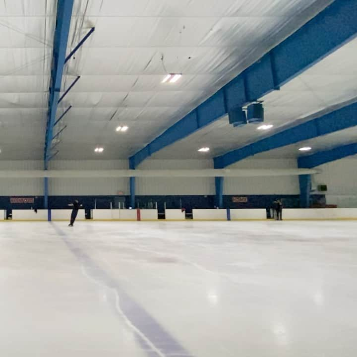 ヴォーン・チピアーのインスタグラム：「Was lucky enough to sneak on a session while in Canton. Dusted off a triple. Not bad for not being on the ice for a month! #auraskates #johnwilsonblades #worktravels #stillgotit」