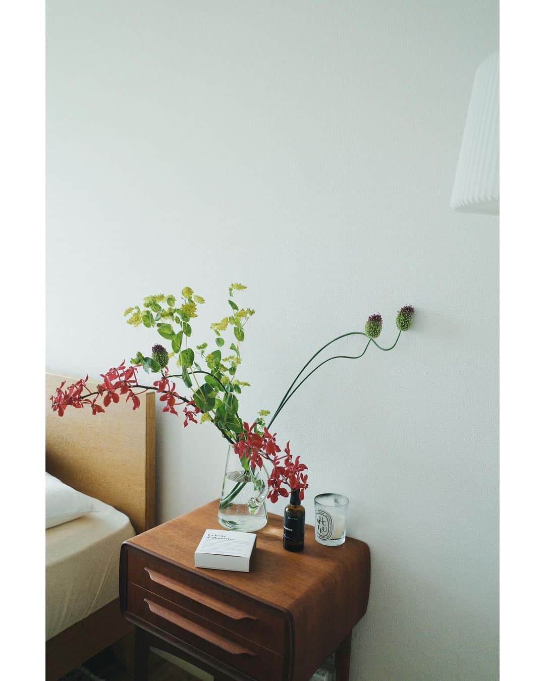 高山都さんのインスタグラム写真 - (高山都Instagram)「サイドテーブルの上は、我が家の場合、すこしモノがあるほうがバランスがよくて、ふと目があったこの感じも好きだった。 ガラスのピッチャーは少し前に @sml_nakameguro で購入した #石川硝子工藝舎 のもの。 飲み物いれても、お花でも。 この家好きなのになー、さてどうしよう…と昨日はトイレが故障し、うち古い建物だから、最初の業者さんにはもう直らないと匙を投げられ、うそでしょーどうしたらいいの？と途方に暮れながら、管理会社さんや大家さんと電話しながら見てた眺めでした。 工事するなら大規模かもと。 1か月くらいはかかるかもと言われ…白目。。 ダメ元で…と別の業者さんに来てもらったら救世主🦸‍♂️で、なんとか直り、家で普通に暮らせるありがたみを感じまして。 当たり前にしてたことが、できなくなった時、大切さを感じますねぇ。 心配して、色々相談乗ってくれた友人のみんな、ありがとう🥺」5月30日 9時00分 - miyare38