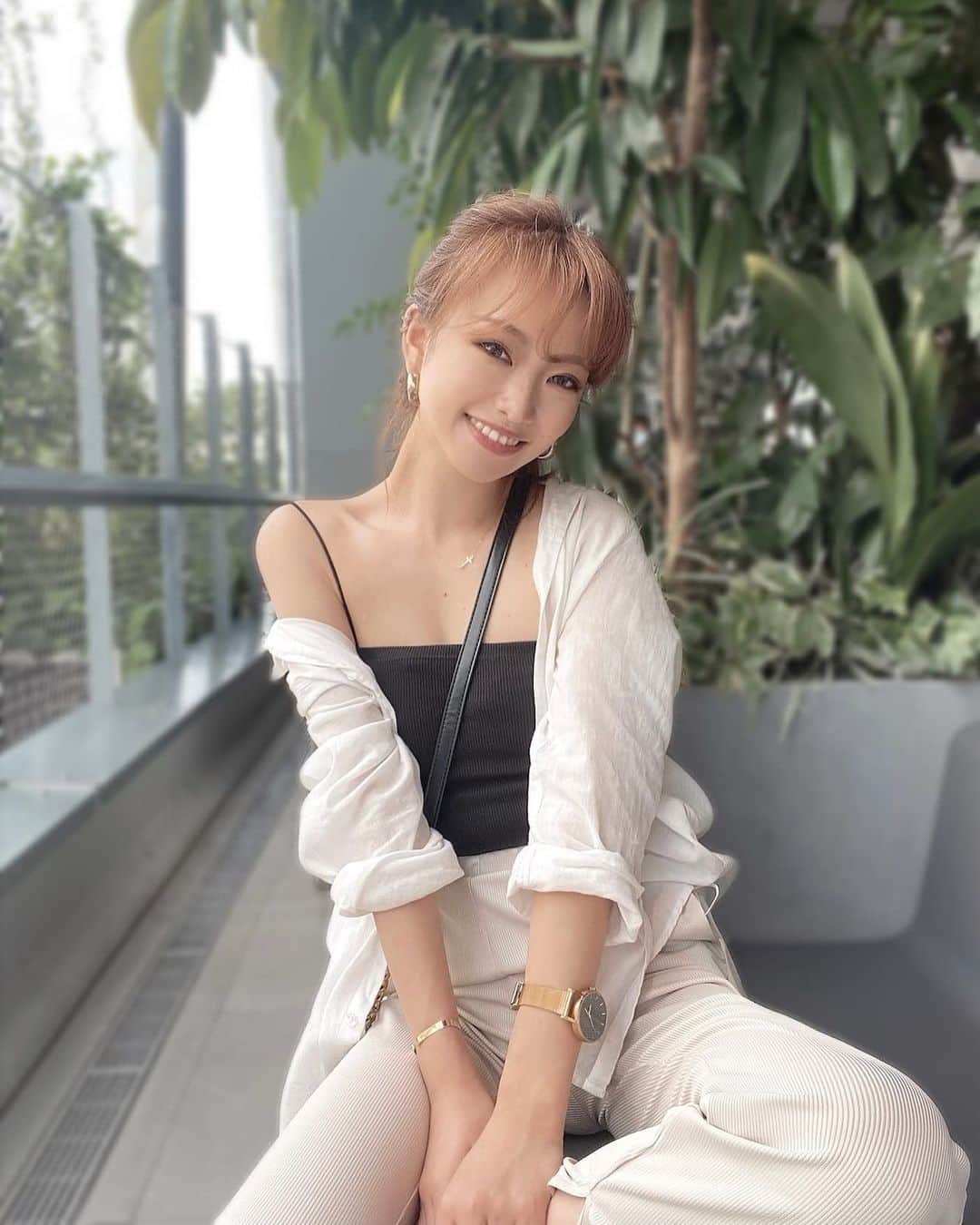 木田絵里香のインスタグラム：「. 最近日焼け止めを顔以外に塗るのを忘れて絶望的な気持ちで外を歩くことが多いです😷☀️ . ランチ日和だなぁ〜🥗 . #zara#coordinate#ootd#outfit#lunch#dayoff#ザラ#コーデ#休日」