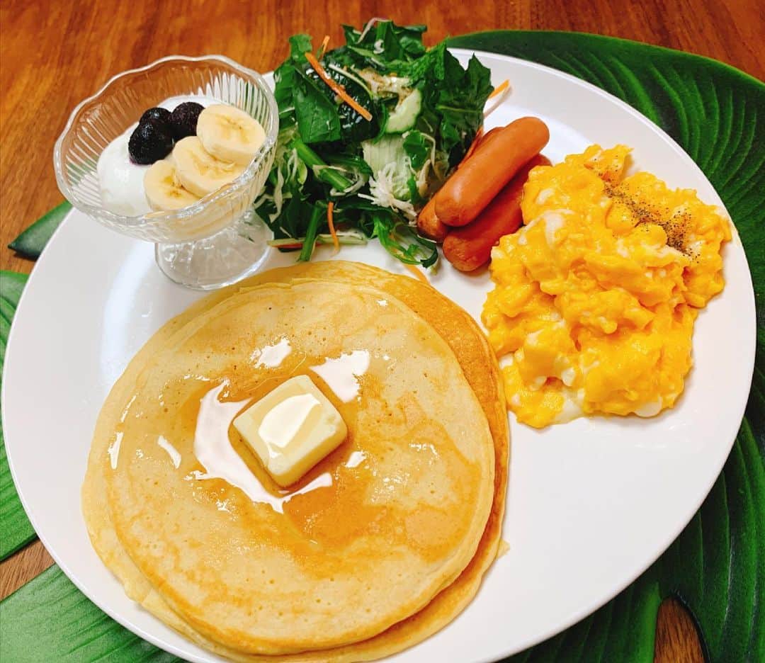 田中悦子さんのインスタグラム写真 - (田中悦子Instagram)「軽い運動してからの ワンプレート朝食🥞  プロテインパンケーキと スクランブルエッグもたまには食べたい😋 トロ〜っと美味しくできた😍  今日もいいお天気だし 美味しい朝食も食べたし このあともたくさん体を動かそう👍  #朝食 #ワンプレート朝食 #ワンプレート朝ごはん #ワンプレート #breakfast #breakfasttime  #proteinpacked  #protein #タンパク質摂取  #プロテインパンケーキ #ふわふわパンケーキ  #ファインラボ #pancakes  #scrambleeggs #卵料理 #毎日卵 #無脂肪ヨーグルト #おうちごはん #butter」5月30日 10時09分 - etsuko.reborn25