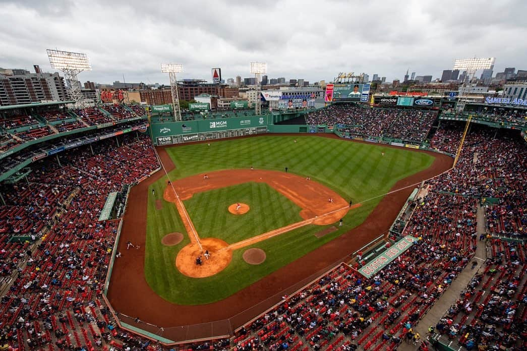 澤村拓一さんのインスタグラム写真 - (澤村拓一Instagram)「🗣🗣 本拠地Fenway Parkでは、今日から観客動員の入場規制がなくなり多くの方がスタジアムに足を運び試合を観戦する事が可能になりました☺️  1日も早くコロナが終息しますように…🙏🌏🙏  Keep going!!⚾️💪🏽」5月30日 11時05分 - hsawamura19