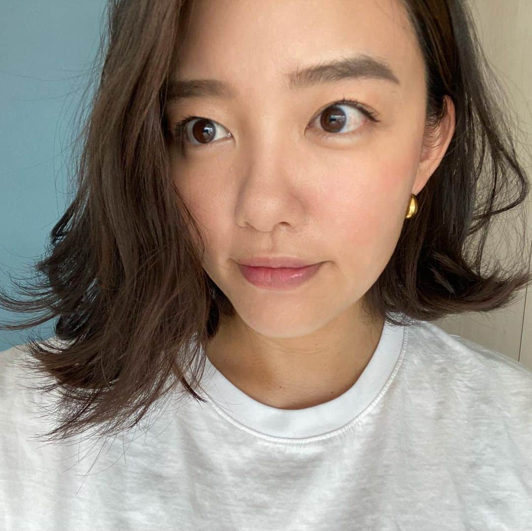 阿部優貴子のインスタグラム：「めちゃくちゃ気に入ってる ボブのパーマのはなし。💇‍♀️  産後、コテを出すのも温めるのもしまうのも面倒→ 時たま鏡に映る自分の髪型にげんなり。 だったので、 とにかく楽でお洒落な髪型を！ とオーダーしたのがコチラ。💁‍♀️  元々毛量多めなので、 パーマをかける前にかなり中をカットして ボリュームダウンし、 全体的にゆるくデジタルパーマをかけてもらいました。 ちゃんと丁寧にブローすれば、 ワンカールの綺麗なボブにもなるので、 お仕事にも対応可。 ワンオペお風呂後👶に乾かす間もなく放っておいても、 緩めのウェーブが残るので、 次の日の朝は3枚目のルシケアの トリートメントフォームを全体にわしゃっとつけると 1枚目みたいにカジュアルな束感のあるウェーブが出ます。  おろしてもまとても、 なんかいい感じ！楽！最高！ってかんじなので とにかく楽したい方にはおすすめ✌️  #あべゆきmamalife  #ボブ#産後ママ#新米ママ #ママ美容#ボブパーマ」