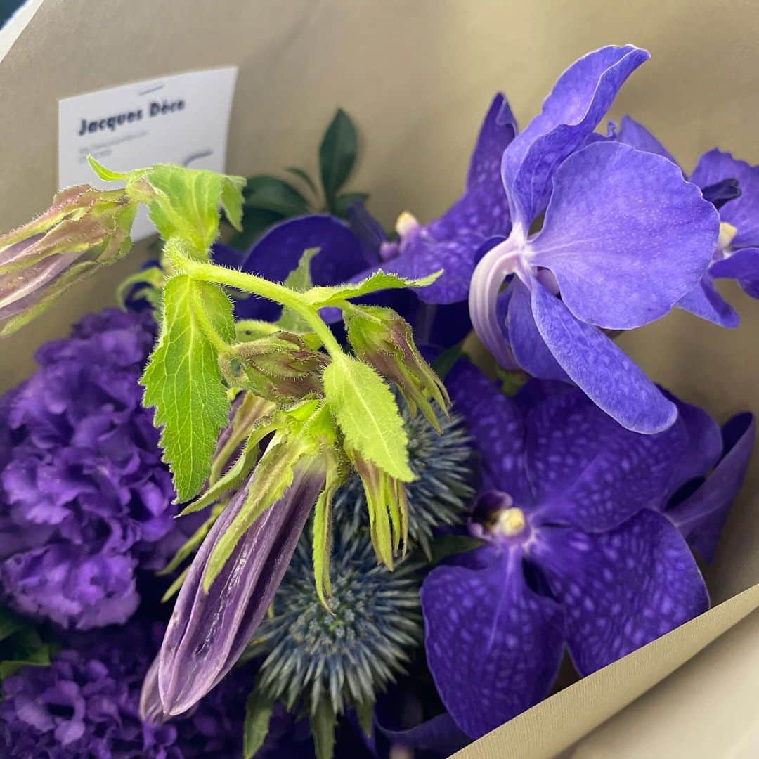 松川浩子さんのインスタグラム写真 - (松川浩子Instagram)「緊急事態宣言が 延びたせいで お誕生日一緒に祝えず🥲  ブーケを作ってもらって 届けにだけ。  自分のためじゃないのに お花を買うって すごく素敵✨  きっと喜ぶかなぁって 想像しながら選ぶのって 楽しい。  大人な彼女には パープルで  花束って しばしの 満たされた時間な気がします  #お誕生日#ブーケ#花束#お誕生日会参加できず#緊急事態宣言延長で泣く泣く#早くみんなで飲みながら楽しい時間過ごしたい#しばしの癒しの時間#韓国語仲間#チュカヘヨ❤︎」5月30日 22時55分 - hiroko_matsukawambs