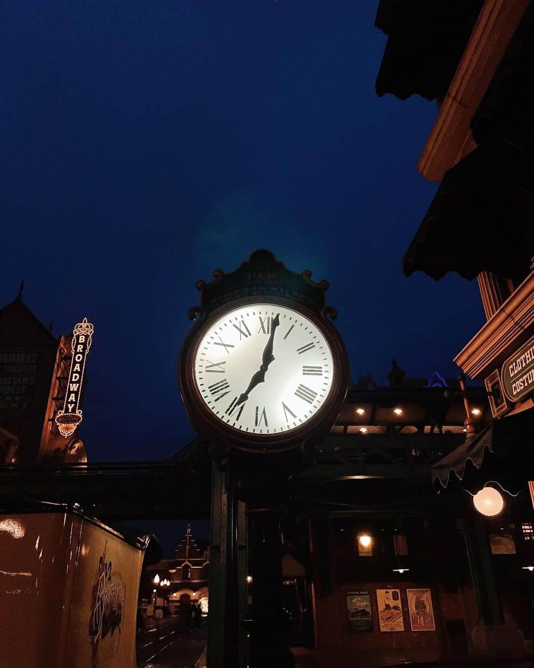 Julia Castroさんのインスタグラム写真 - (Julia CastroInstagram)「Nighttime Disney🌙 夜のディズニーも美しい。  昨日のYouTube見てくれたかな？ . #disneysea  #tokyodisneysea  #nighttime #photography」5月30日 21時30分 - julia.c.0209