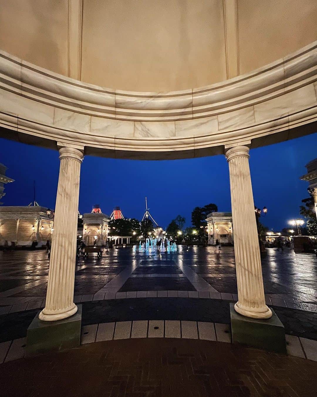 のインスタグラム：「Nighttime Disney🌙 夜のディズニーも美しい。  昨日のYouTube見てくれたかな？ . #disneysea  #tokyodisneysea  #nighttime #photography」