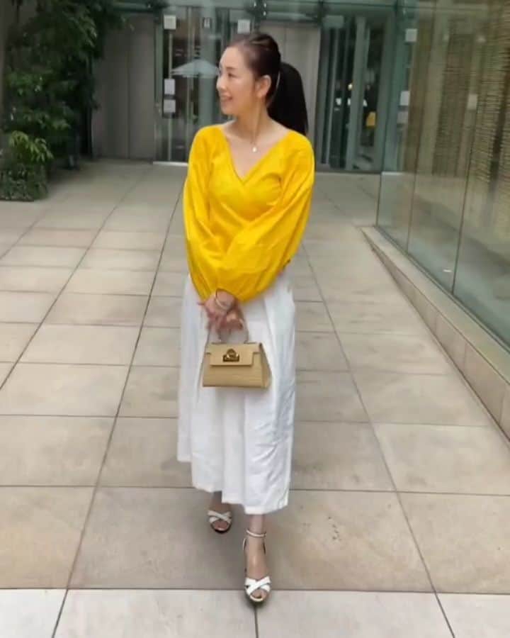 田村翔子のインスタグラム：「打ち合わせの後、外の空気が吸いたくなって来ました😊 マスクを外してお茶を飲み、話す時はマスクをして、、面倒な時代ですね😭  #コロナ禍#打ち合わせ#テラス #ライフスタイル#lifestyles#アラフィフコーデ #アラフォーコーデ#大人コーデ#ビタミンカラー#田村翔子#笑顔#深呼吸#健康#wellbeing #brightcolors #笑顔#きれいめコーデ #smiles#sophistication #naturallife #mystyle#夏服#夏コーデ #黄色#今日の私服」
