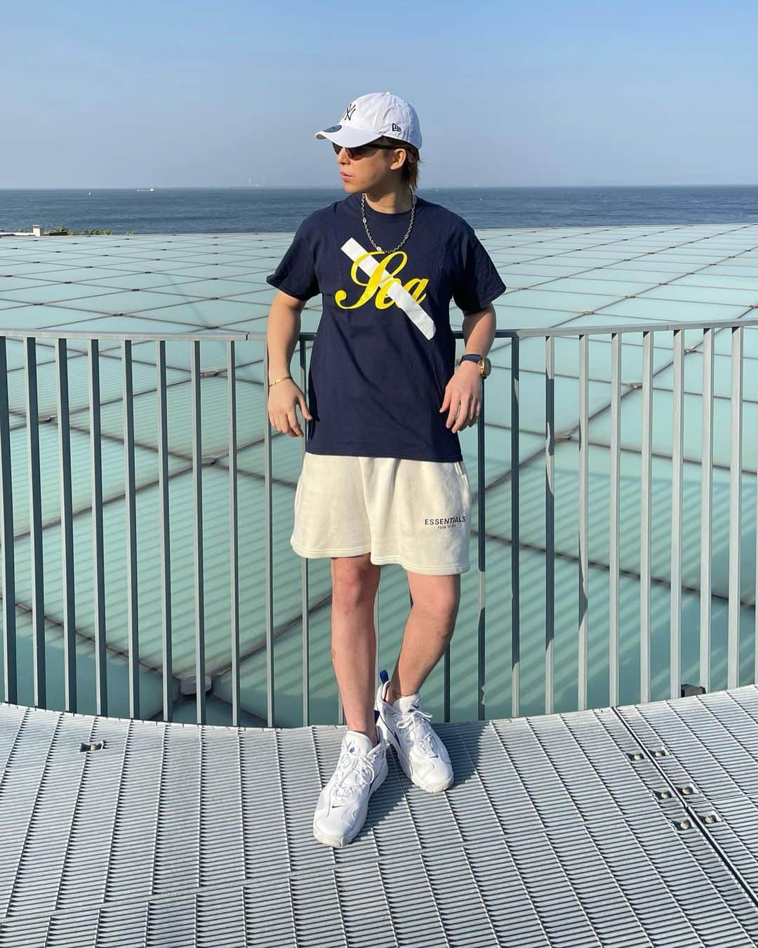 松村淳平さんのインスタグラム写真 - (松村淳平Instagram)「海はいいですね〜🏄‍♂️  ▼cap≫NEW ELA ▼sunglasses≫Rayban ▼necklace≫GUCCI ▼tops≫wind and sea ▼pants≫ESSENTIALS ▼sneakers≫NIKE  ほな」5月30日 21時58分 - jumpei_matsumura