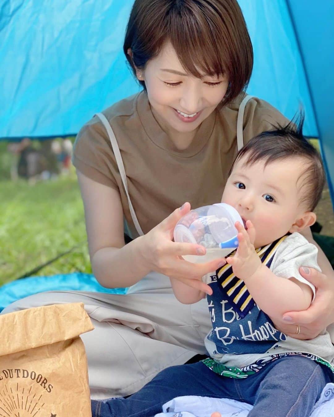 石原あつ美のインスタグラム：「・ 朝からお弁当作って（by👨） ※私は雑な俵おにぎり握っただけ…笑  近くの公園にピクニック🏕✨ お日様浴びて光合成♪と言いたいところだけど 紫外線が気になってテントから出れませんでした…😂 ・ 息子君はマグでお茶や果汁を飲むのが最近好きな模様。 ちょっと前は出来なかった事が 日に日に目に見えて出来る様になっていく姿に、成長や！と嬉しくも寂しくもなる毎日🥲💕  9キロ近い息子の抱っこで背面が悲鳴を上げてるけど 抱っこさえさせてもらえない日がいずれ来るよね…と今は母さん頑張り時😤  整体通いながら頑張るぞ！！  #育児 #育児日記 #子育て#子育てグラム  #成長記録 #8ヶ月 #男の子ベビー #8ヶ月ベビー #赤ちゃんのいる生活 #ピクニック#ピクニック日和 #だんなめし #お弁当」