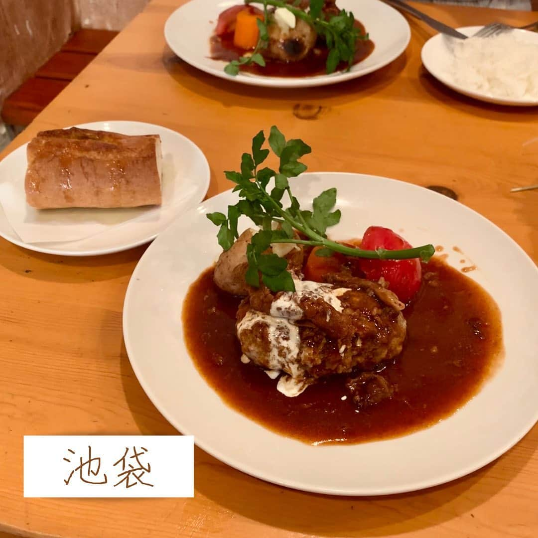 牧村里奈のインスタグラム：「🍚キッチンOhWay / 池袋 . 池袋の人気洋食屋さんで、 池袋ハンバーグ四天王のうちのひとつ！ . こじんまりとした店内で壁一面に写真が貼ってあったり、 至るところにおもちゃがあったり不思議なお店🥺 . ランチメニューはサラダorスープとメインとパンorご飯だったんだけど、結構ボリューミー🙆‍♀️全て1100円っていうのも良き。 . 駅から遠いけど、12時頃は結構混んでました！ 回転早めでゆっくりランチするのには向かないかな🤔 . ✔︎牛すじシチューかけハンバーグ　¥1,100 ハンバーグは肉汁ブッシャーって感じではないけど、粗挽きでめちゃ肉肉しくて、噛めば噛むほどお肉の旨味が出てくる🤤🥩んでもって、牛すじがとろっとろで美味しすぎた…！サラサラなシチューにパンを染み込ませて食べるのが👌(これはライスよりパンの注文がおすすめ) . 付け合わせも豪華で、じゃがいも人参トマト！湯むきされたトマトがさっぱり美味しかった🍅 . 四天王の他のお店も気になるな ハンバーグ巡りしようかしら🤭🥢 . ✏️食べログ：3.63 ●池袋駅から徒歩10分 ●11:30〜15:00、18:00〜21:00 ●定休日：月曜日 ●¥1,000〜¥2,000 ●カード決済不可 ●1人でも🙆‍♀️  #池袋 #池袋ランチ #キッチンohway #ハンバーグ」