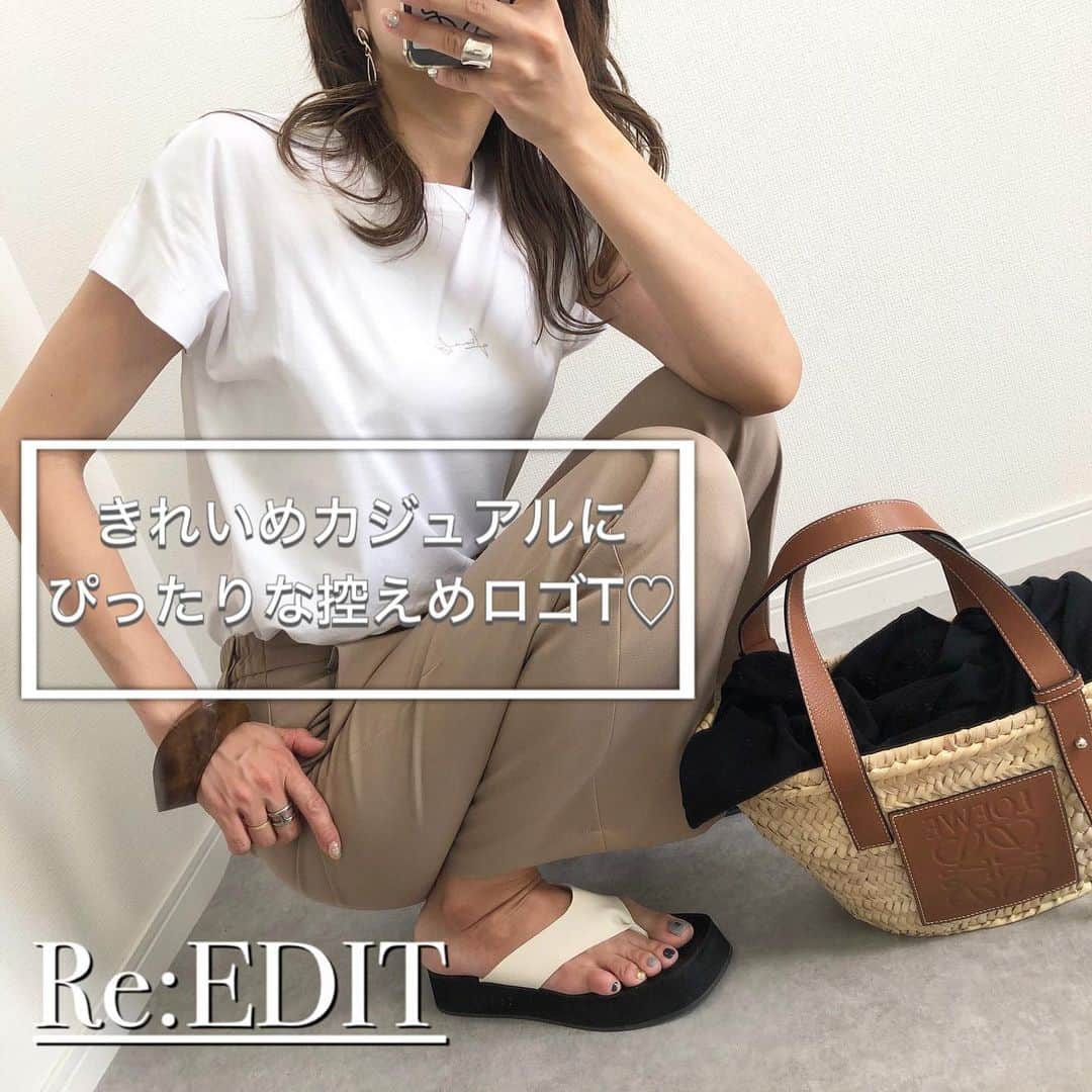 Miyoのインスタグラム：「【Re:EDITコーデ】﻿ ﻿ シンプルで控えめなロゴが大人っぽいTシャツ♡﻿ シルケット加工で肌触りが滑らかで﻿ 着心地がいい☺️♡﻿ ﻿ きれいめのパンツにもカジュアルなデニムにも﻿ スカートにも何にでも合わせやすいです❤︎﻿ ﻿ きれいめの外しアイテムにも使える﻿ トングサンダル👡﻿ トング部分がレザーで高見え✨﻿ 24cmでLサイズにしたらぴったりでした🦶﻿ ﻿ ﻿ ﻿ ﻿ Tシャツ…#reedit @reedit_official﻿ パンツ…#リエディ﻿ カーディガン…#UNIQLO#ユニクロ﻿ バッグ…#loewe#ロエベ﻿ サンダル…reedit @yukiko_kh﻿ バングル…#ZARA#ザラ﻿ ピアス…#GU#ジーユー﻿ ﻿ ﻿ ﻿ ﻿ #夏コーデ#ロゴT#リエディスタ#エシカルファッション#サステナブル#SDGs#2021SS#今日のコーデ#ザラジョ#ザラコーデ#UNIQLOコーデ#ユニクロコーデ#GUコーデ#今日のコーデ#ママファッション#ママコーデ#プチプラコーデ#プチプラファッション#大人カジュアル#大人可愛い#きれいめカジュアル﻿ ﻿ ﻿」