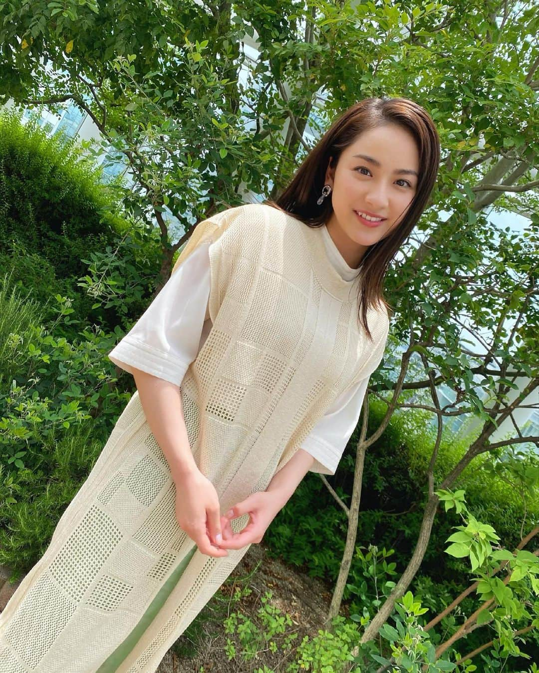 平祐奈さんのインスタグラム写真 - (平祐奈Instagram)「夏がきそうだーー！🌿☀️ 夏服欲しい〜！ この衣装のお色味が爽やかで着心地も軽くてぜんぶ 欲しくなっちゃいました。  そして夏服ほしいなぁ〜って。 ついつい白Tシャツに黒パンツ選びがちだけど今年は爽やかで 女性らしいスタイルにも挑戦してみたいなぁ🍃  女性はどんな男性スタイルが好き？🧑🏼‍🦱 男性はどんな女性スタイルが好き？👱‍♀️ shirt.best.pants → @public_tokyo #ファッション」5月30日 22時29分 - yunataira_official