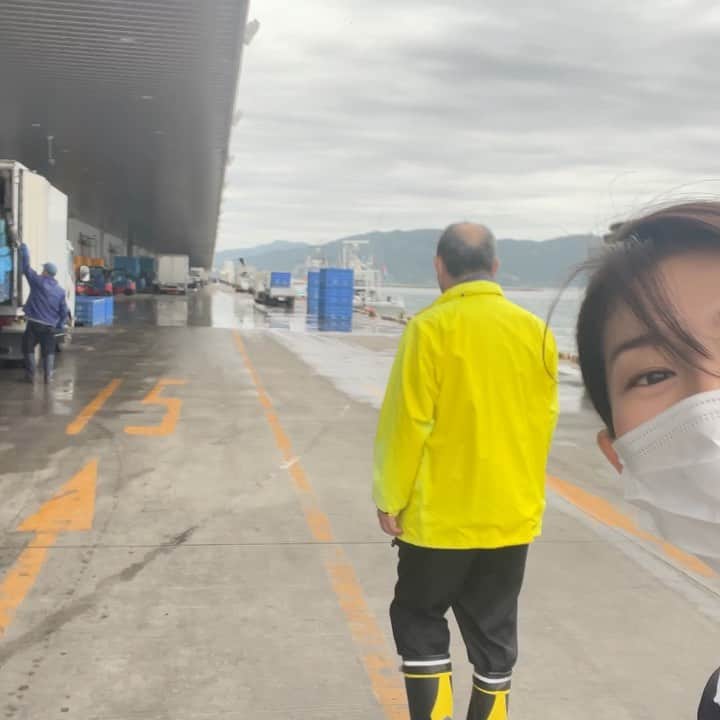 森下千里のインスタグラム：「ちょうど新聞でも📰取り上げられていた 石巻漁港へ。  端から端までかなり長く広い！ 水揚げ量、水揚げ高も日本有数。  東洋一と呼ばれただけあります！！  地元の喜藏県議に案内していただきました。  #goodmorning  #おはよう #美しい海 #美しい国 #宮城五区」