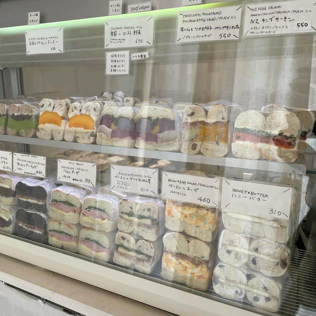 曲渕伊代さんのインスタグラム写真 - (曲渕伊代Instagram)「念願の @tanukiappetizing 🧡 早起きしてはーちゃんと並んだよ👭 折角なので11個も購入🥯 左上から時計周りに、餡子バター、NZキングサーモン、生ハムとツナポテトパンプキンアップル、 ベーコンサラダほうれん草、ハムとゴーダ、チョコ、 生ハムアンチョビ、いくらとエッグ、ベーコンとエッグ むっちむちの生地にボリューミーな具材で どれもほんと美味しい😋 季節によってメニューが変わるからまた行きたいな🍓 . #tanukiappetizing #ベーグル」5月30日 14時07分 - iyo_m2f