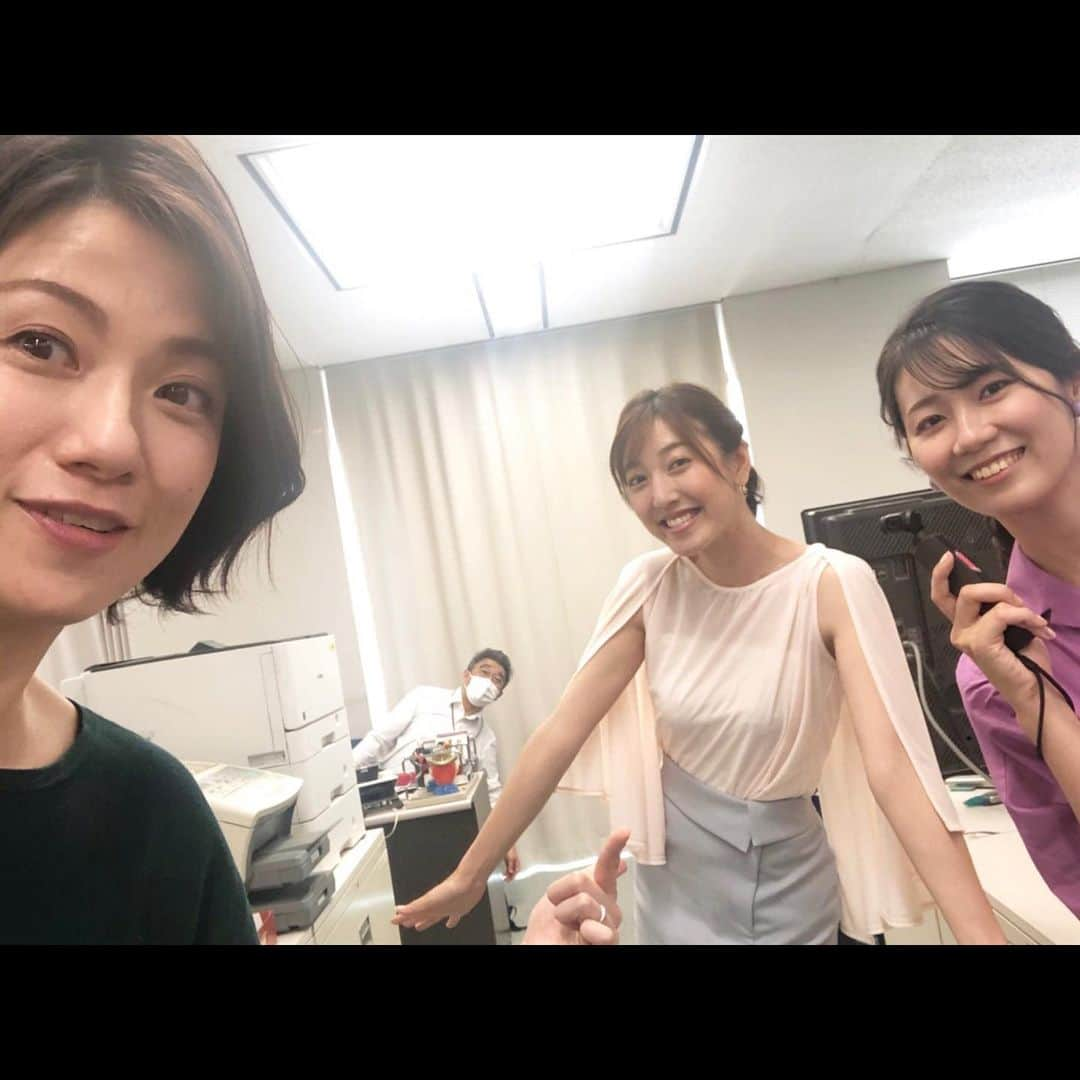 梅津弥英子さんのインスタグラム写真 - (梅津弥英子Instagram)「☻ 今日は日本ダービー🏇ですね。アナ室で遭遇した小澤アナはエレガントなぴらぴら衣装（褒めてます）でスタンバイしていましたよ。ユカタイムズ（週刊フジテレビ批評のコーナー）のロケ中の新美アナにも会えたし♪とっても嬉しい日曜日でした。あ！青嶋先輩ともインコの話ができて楽しかったです。笑 #小澤アナのぴらぴらでジュディオングさんを思い出した方 #同年代でしょうか #bsスーパーkeiba #15時から #今日は青嶋さんがMCです #ユカタイムズの放送日は聞いておきます☺︎ #週刊フジテレビ批評 #小澤陽子 @yoko.ozawa729 #新美有加 @yuka_niimi.49 #後方のマスクさんが #青嶋達也 先輩 #アナ室遭遇日記」5月30日 14時15分 - yaeko.umezu