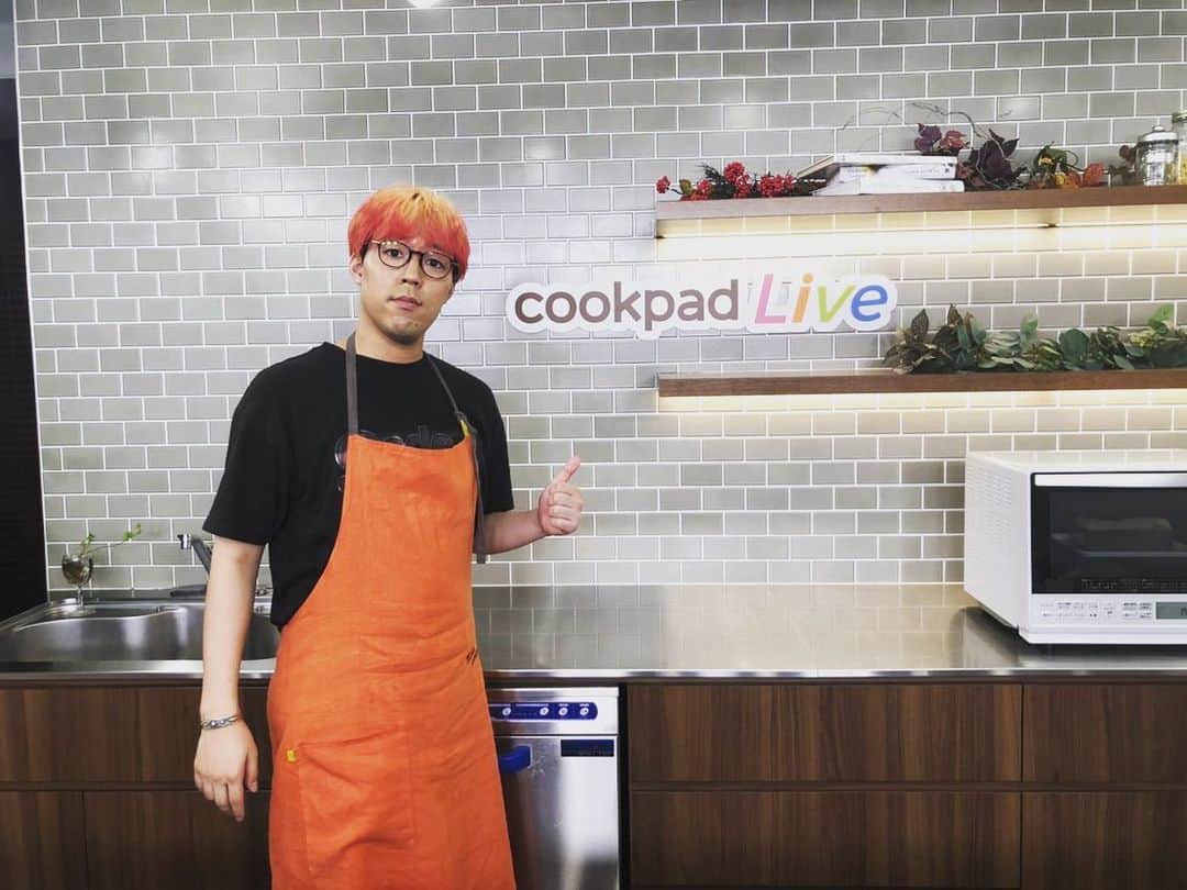 世界さんのインスタグラム写真 - (世界Instagram)「クックアシスタントです👌 チーズケーキめちゃくちゃ美味しかったです。 エプロンなんて学生以来に付けた気がする。 #cookpadlive」5月30日 14時41分 - exile_sekai_official