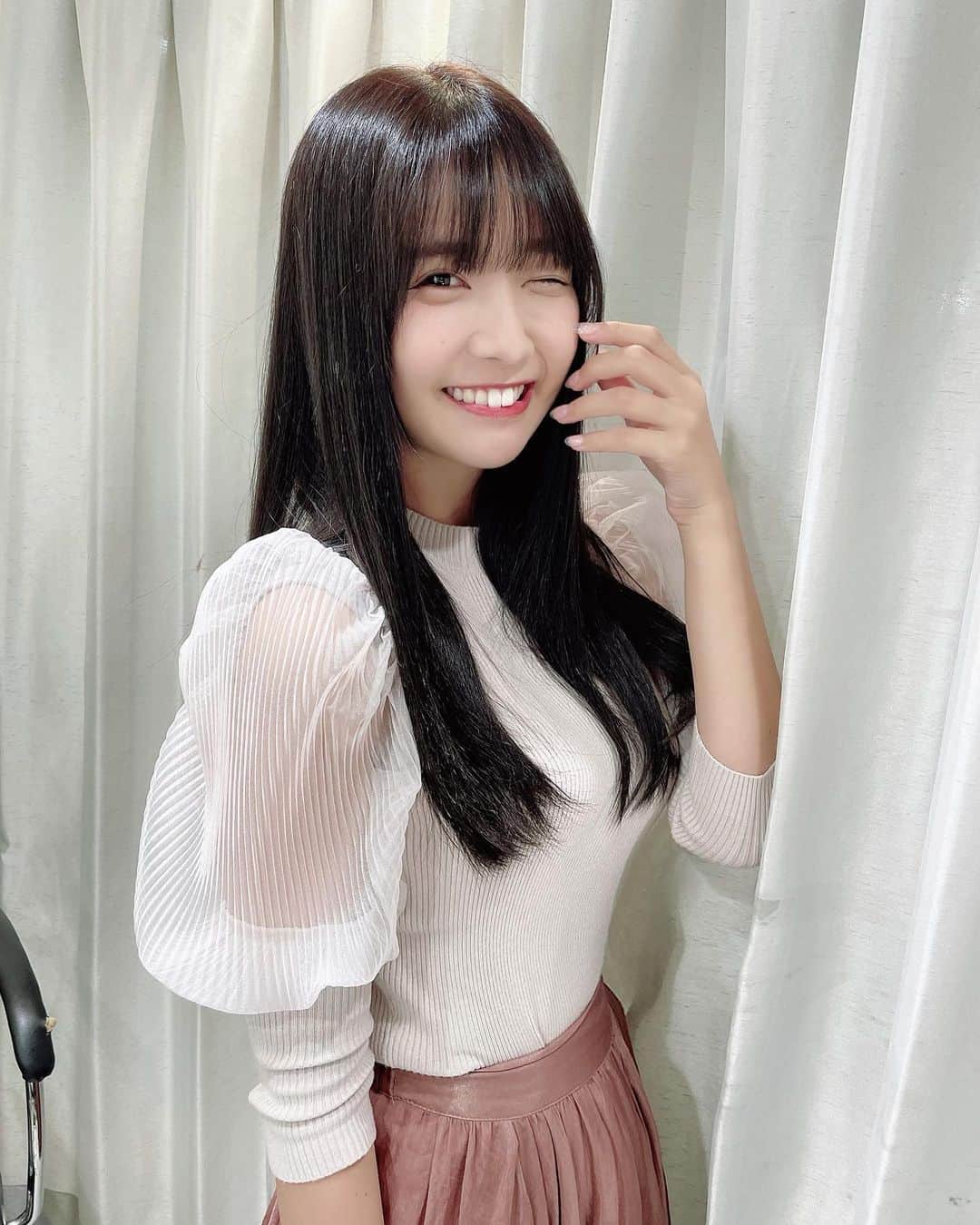 天羽希純のインスタグラム：「美容院いって清楚お姉さんにレベルアップしてきたよー😆⤴︎︎︎⤴︎︎💓  どうですか？？  担当は今回も @welly_hayami  さんー✨  #美容院 #美容院行ってきた #イメチェン #ロングヘア #暗髪 #暗髪カラー #ストレートヘア #渋谷美容院 #渋谷美容室 #私服 #snidel #ヘアケア #アイドル #可愛い女の子 #フェチ」