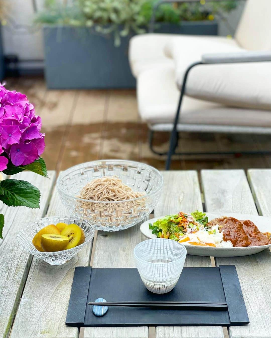 神崎恵さんのインスタグラム写真 - (神崎恵Instagram)「日曜日。 「お蕎麦とカレー、両方食べたい」ひとと、 「やきそばいっぱいたべたい！！」ひとと。 5月に入ってからの週末家プール🏖 「お腹冷えないようにしなさいよー‼😩️」と言い続ける週末です。  #おうちごはん  #おうちカレー」5月30日 15時36分 - megumi_kanzaki