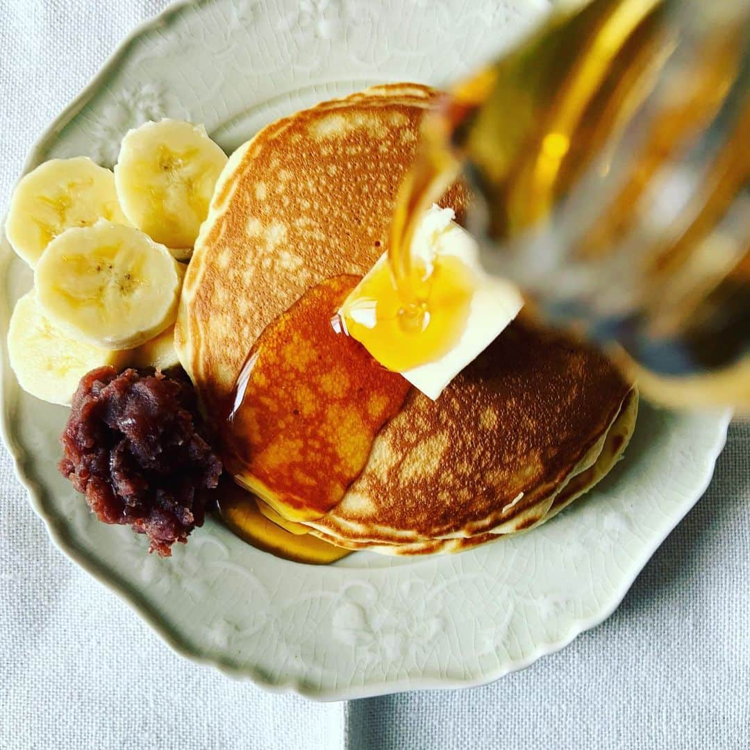 志摩有子さんのインスタグラム写真 - (志摩有子Instagram)「お昼を食べそびれた。 パンがなければパンケーキを焼けばいいということで、あんバターパンケーキバナナ添え。あんこと合うから冷たい牛乳で。  #あんバターパンケーキ #パンケーキ #pancakes  #おやつタイム」5月30日 15時34分 - ariko418