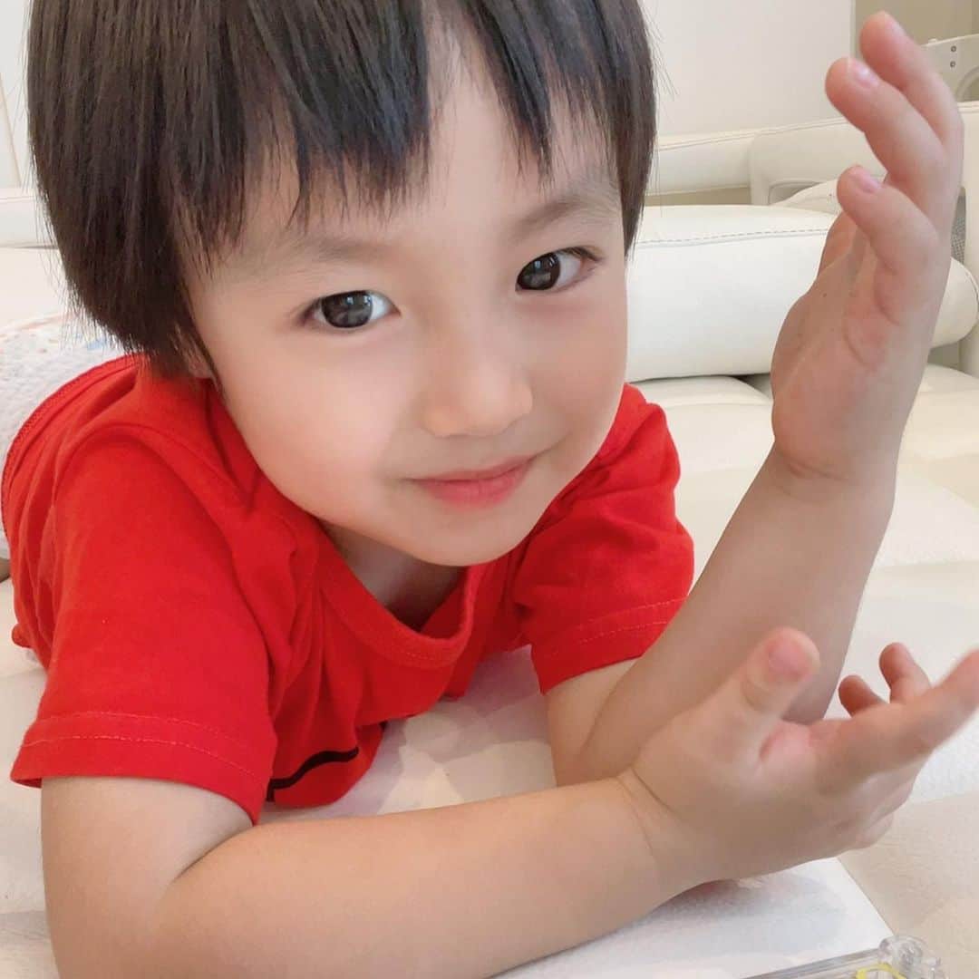 アレクサンダーのインスタグラム：「中々のイケメンくん❤️から の変顔🤪🤪🤪🤪」