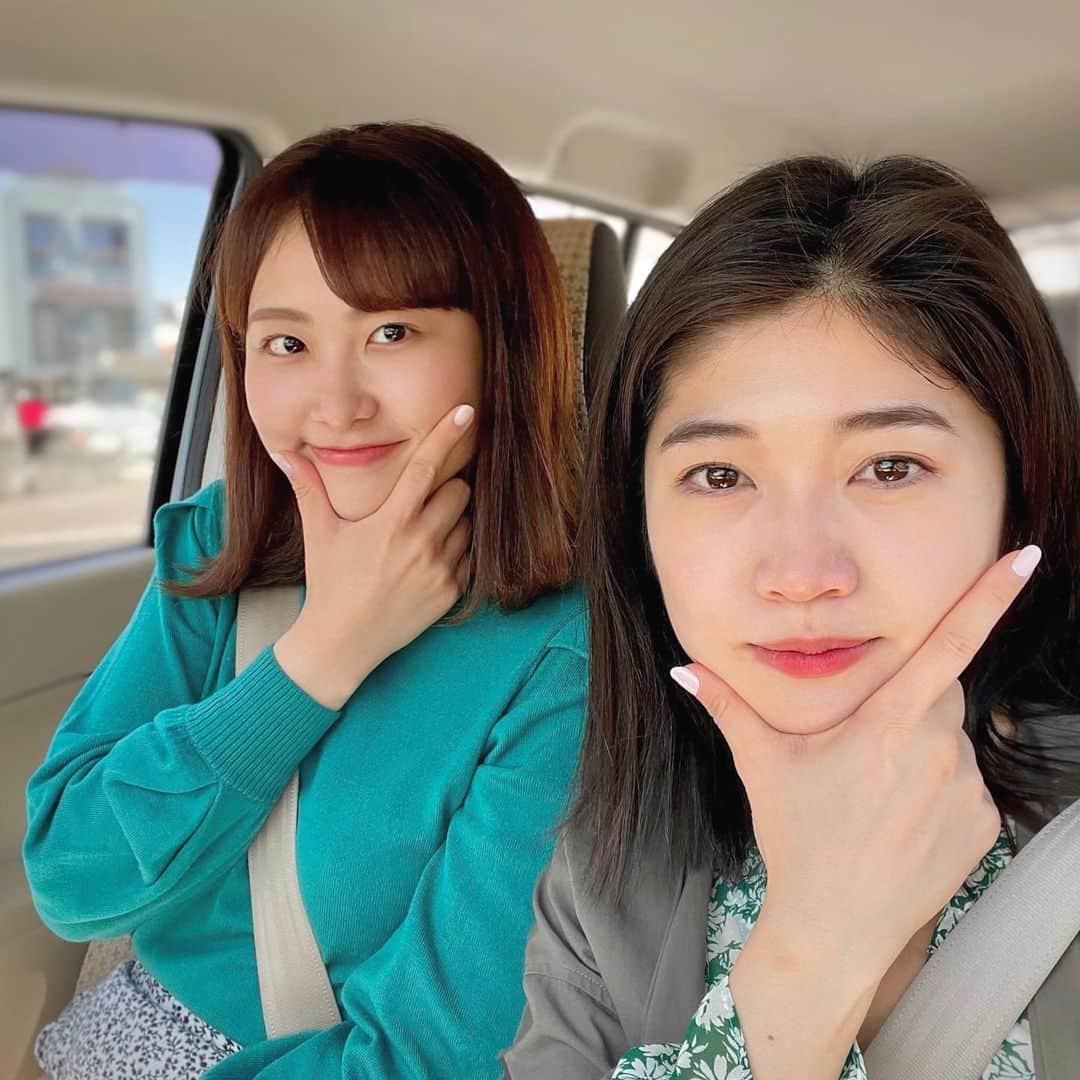 高橋幸のインスタグラム：「愛しの後輩 @akarikawaji がついにInstagramを始めました🙌  前にあかりちゃんの運転で出かけた時の一枚。 なぜかきらーん✨ポーズです笑 写真を見返していたら、明るくまっすぐな彼女が恋しくなってきました🥲💚 また会える日が早く来ますように！  ※撮影時のみマスクを外しています」