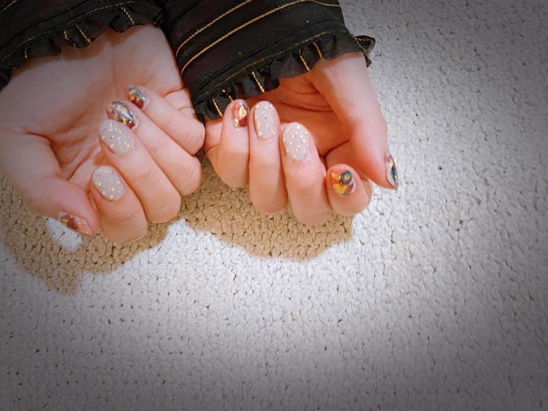 住谷杏奈さんのインスタグラム写真 - (住谷杏奈Instagram)「･ すみたにねいるー💅💗 ･ 今年に入ってから、 自宅で夜な夜な自分でネイルやっております！ セルフジェルネイルってやつです🌹 ･ 自宅で韓国ドラマ観ながらダラダラやるのが密かな楽しみ。 ･ でもいざ自分でやってみて、 ネイリストさんの偉大さに気付きました🙏 ･ もう甘皮の処理も大変だし、 オフも大変だし、 ラインストーン置くのも大変だし、 利き手側をやるのはもう全部大変だし、、🥲 ･ でもなんか終わった時の達成感がたまらないです🤗 ･ お店開けるんじゃないかってくらい ジェルネイルの道具を楽天で揃えたんだけど、楽しいね😏 ハマってます。 ･ ･ ･ #ヴィンチェンツォ 観ながらセルフネイル😏😏😏😏 #字幕みながらのネイルは結構大変🤭 #4話から面白いと教えてもらって #ほんと4話からのめり込み方ヤバい #ジェルネイル#セルフネイル#セルフジェルネイル #ニュアンスネイル#ネイルアート#ネイルデザイン#💅#nailsofinstagram#nail#nailart#naildesign #nailstagram#selfnail#nail#nuancenail」5月30日 16時31分 - annasumitani