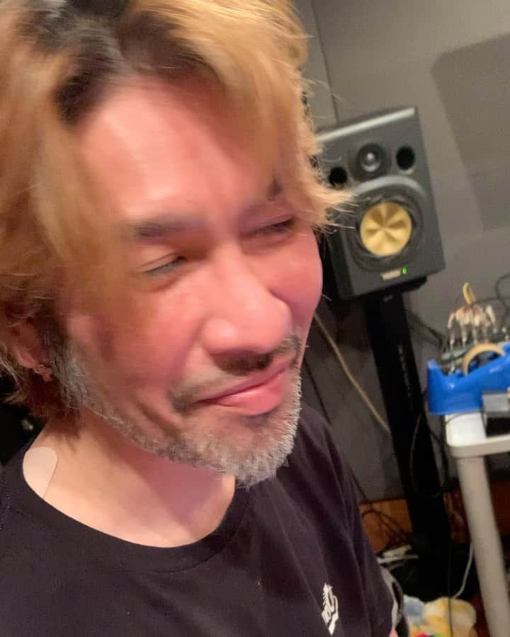 満心創痍のインスタグラム：「叫んでるよ〜🤗 #recording #満心創意 #vocal #塚本高史」