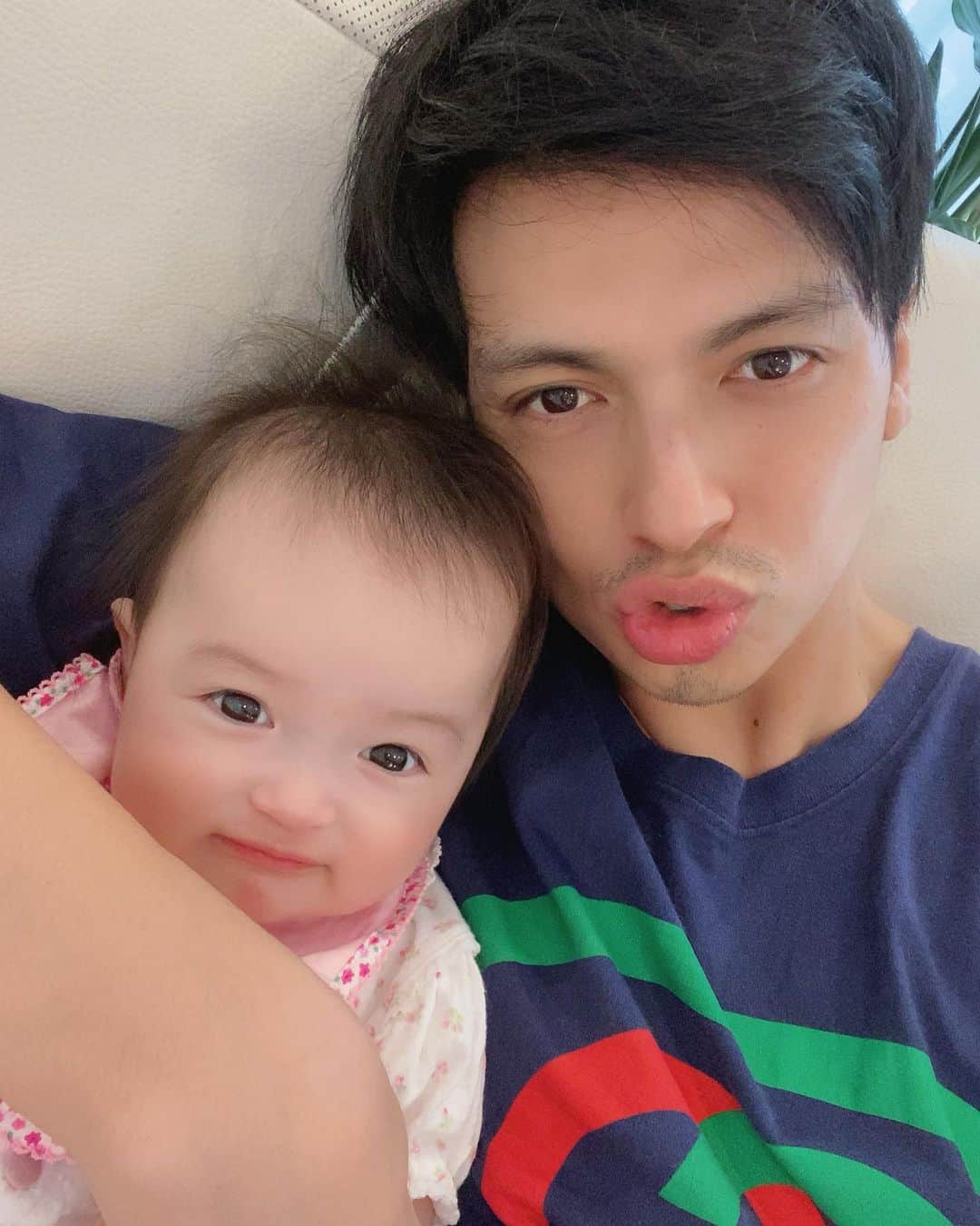 アレクサンダーのインスタグラム：「パパとして成長した❤️ 今まで緊張して出来なかったお風呂🛀 が出来るようになりたした　👏 器用に出来るのんちゃんに任せてたんだけど 練習重ねて　今日は自分から❤️ 出来たぞ　めちゃ気を使った　w 今日から美人ちゃんのお風呂担当やります ❤️ #赤ちゃん #娘」