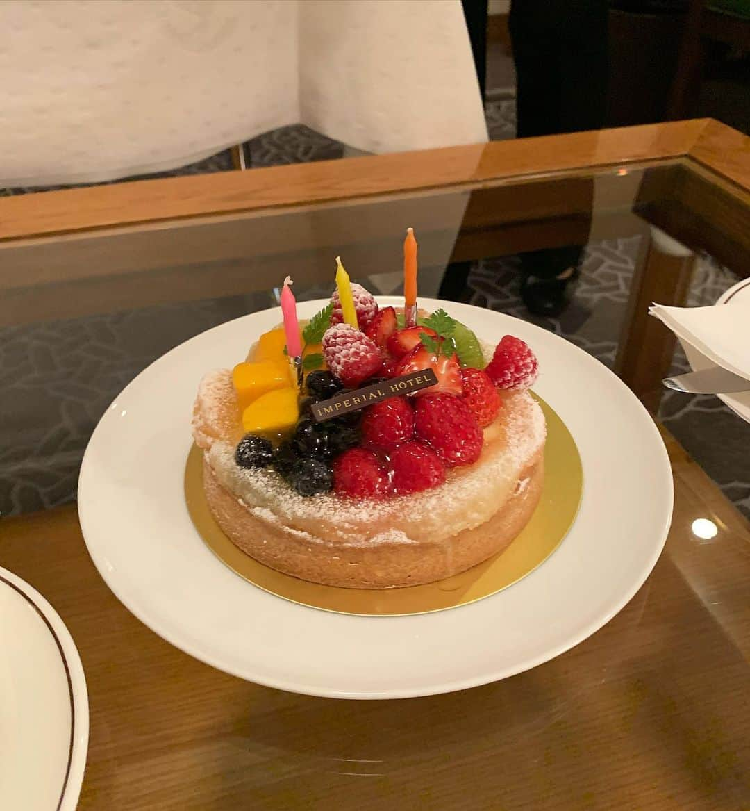 藤川らるむさんのインスタグラム写真 - (藤川らるむInstagram)「18歳のお誕生日は 去年よりも沢山の人に御祝いされて幸せな日🎉🤍 . 17歳の時に私一人だと成り立たないことばかりだと気づいて 実は自分にできない仕事をしてる人や、周りの人、たくさんの人に感謝しよう！って心がけてた1年でした🥰 . .  今年は色んな愛に溢れるような、そんな1年にしたい🌹 .  New 18 year old me...❤️ 新しい18歳の私...❤️」5月30日 23時03分 - ralumu_00