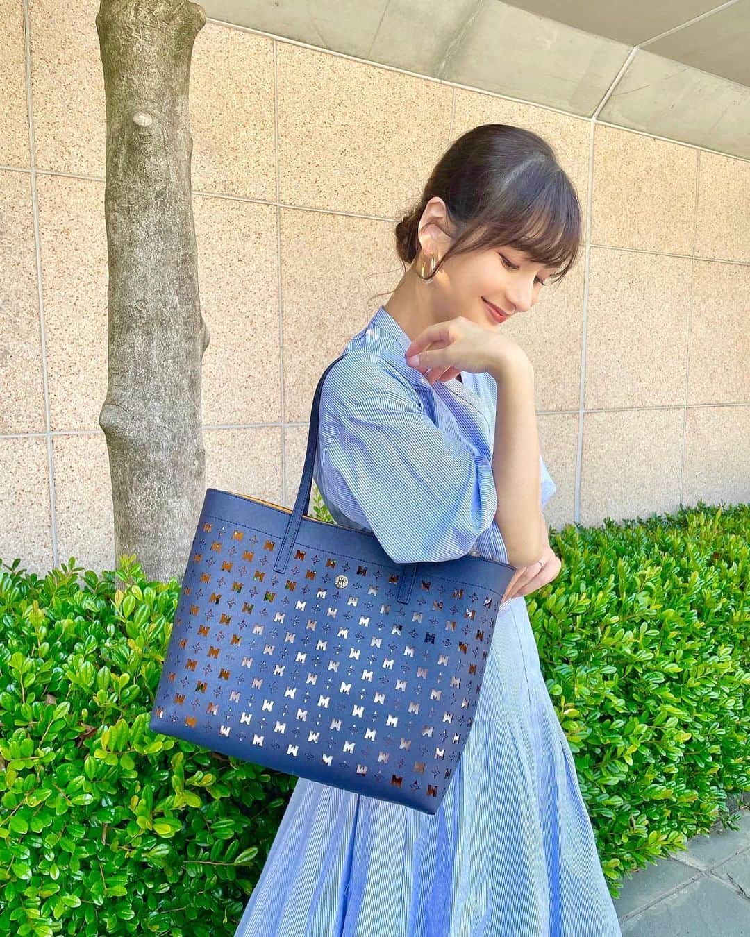 のインスタグラム：「週末は離乳食のストック作りの日🥕🥬🍅 普段のお買い物は専らネットスーパー頼りなのですが 息子が食べるものだけは有機野菜や無添加の物がよいので 実際に目で見て買っています🛍  このメトロシティのバッグは可愛いだけではなく 軽くて丈夫でたくさん入るのでお買い物の日も大活躍✨ 持ち手も細くベビーカーにも掛けやすいので とっても重宝しています👜❤️  @metrocity.japan  #METROCITY#METROCITYMilano#mf2200#newin#bag#japanesegirl#メトロシティ#バッグ#お散歩#東京ママ#生後7ヶ月#男の子ママ#男の子ベビー」