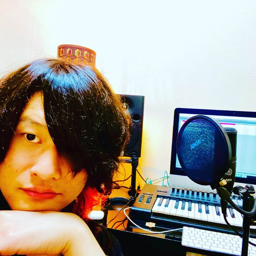 磯部寛之のインスタグラム：「ZIP-FM GORILLA RADIO, tonight from 7pm. Hiro ZIP-FMゴリラレディオ、この後19時からです。生放送で名古屋行けるの楽しみにしてたけど、緊急事態宣言で仕方なく自宅からステイホーム収録。zoomでリスナーさん達と話して、それはそれで楽しかった。バーチャル旅行に連れてってもらいました。19時から皆んなも行きましょ。ひろ #gorilla_r #zipfm」