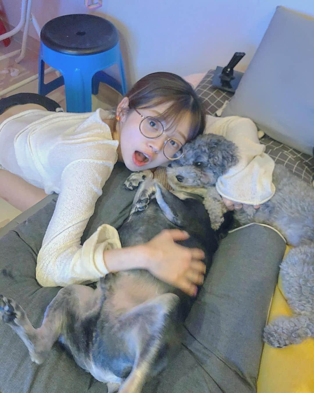 Yoonbitnaのインスタグラム：「이제 나이도 먹었고~ 마음도 먹었고, 피플도 걸렀고 새~시작, 새로운 거  할라요. 히히 🐶 ❤️ Coming soon」